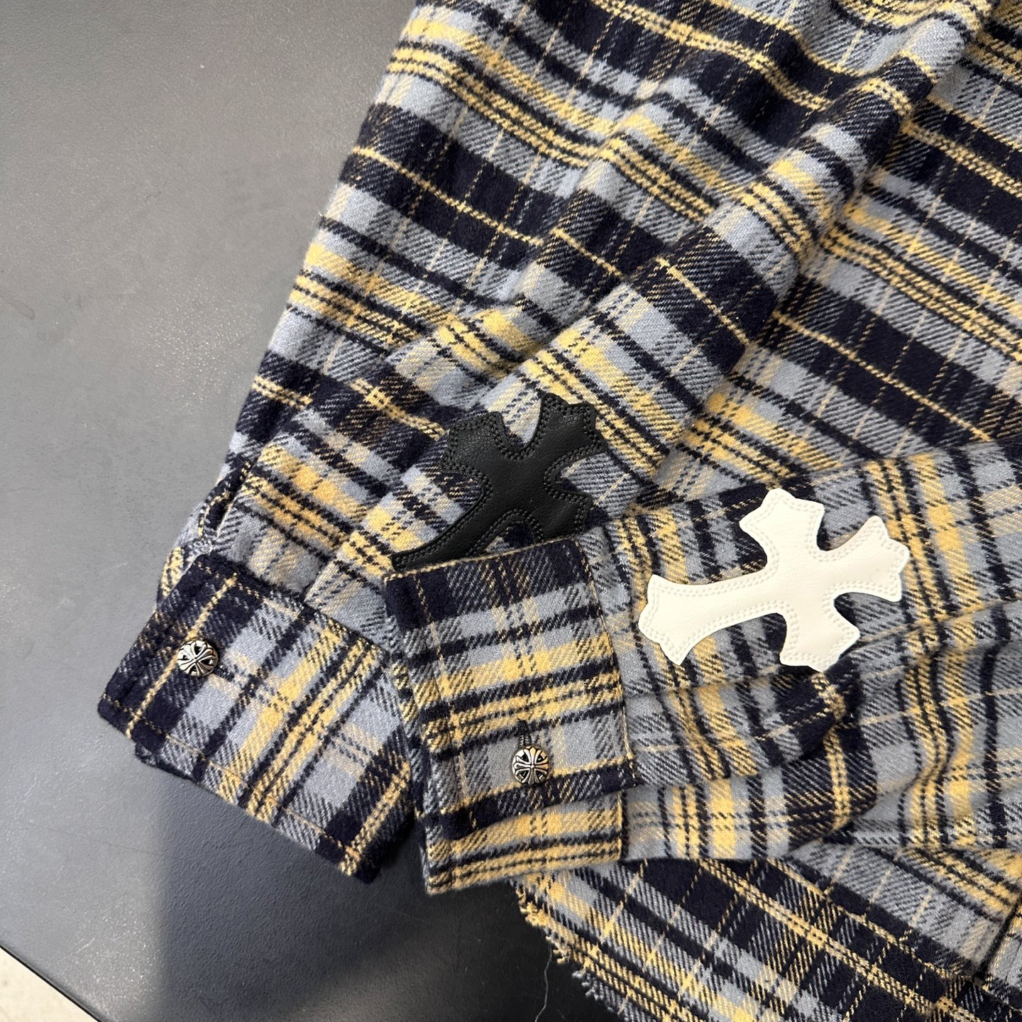 克罗心 ｜ 新款休闲衬衣，成衣洗水加手工切皮刺绣十字标工艺，色织全棉格纹面料，时尚休闲，尺码sml