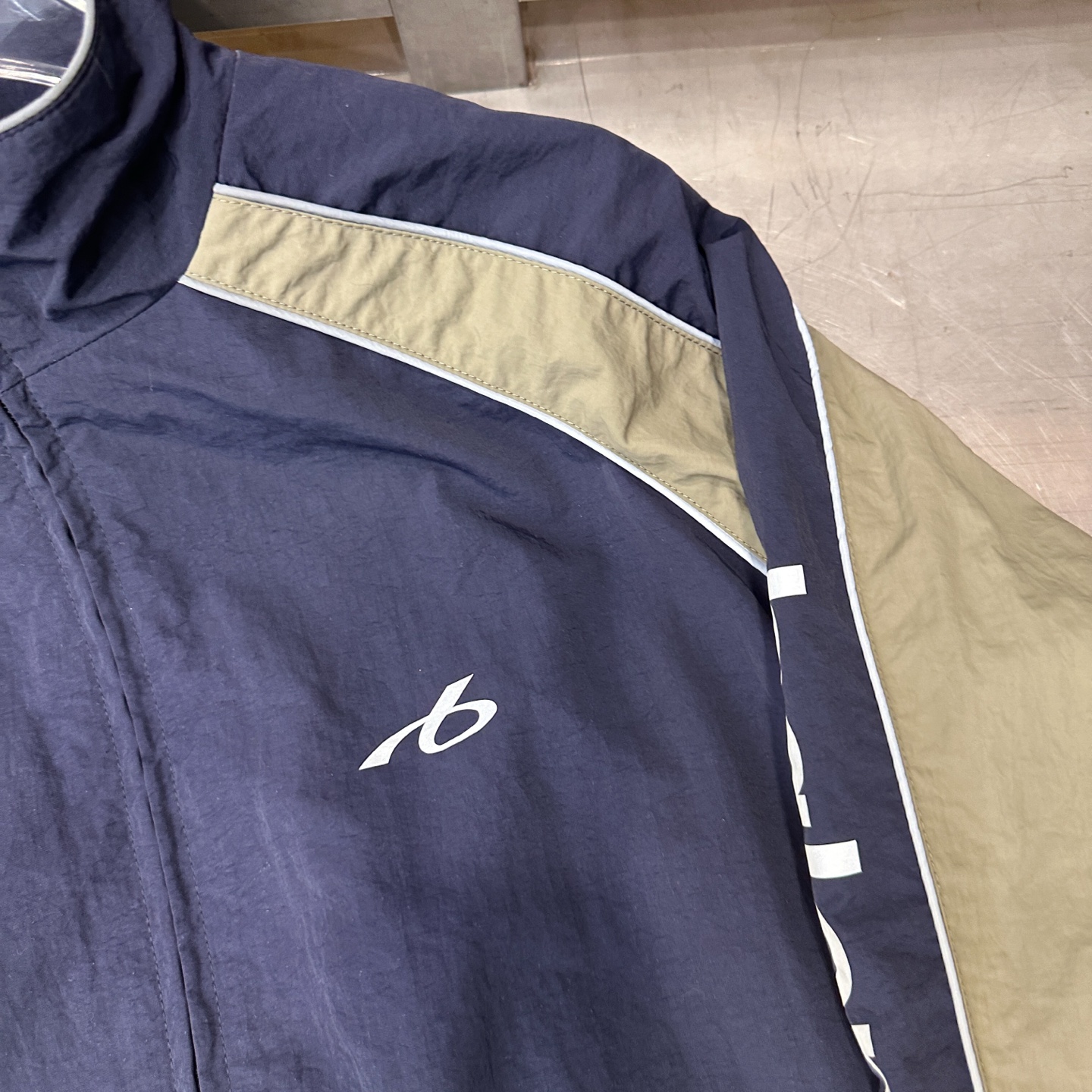 巴黎  ｜  新款运动休闲外套，品牌经典多处反光印花标，成衣洗水固色工艺，时尚休闲，尺码sml
