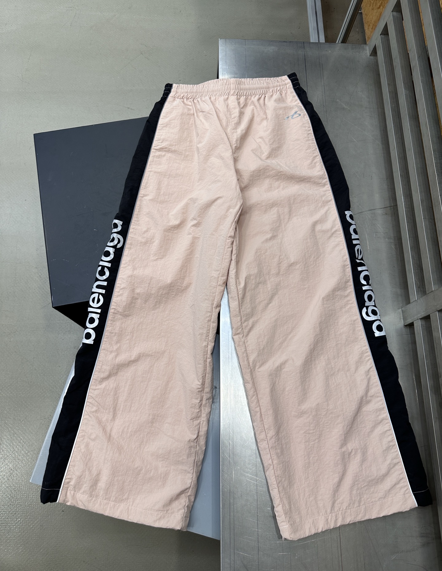 巴黎  ｜  新款运动休闲裤，品牌经典多处反光印花标，成衣洗水固色工艺，时尚休闲，尺码sml