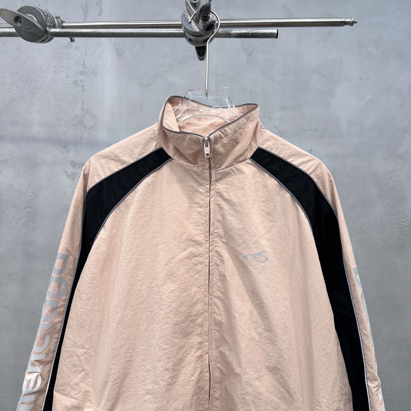 巴黎  ｜  新款运动休闲外套，品牌经典多处反光印花标，成衣洗水固色工艺，时尚休闲，尺码sml