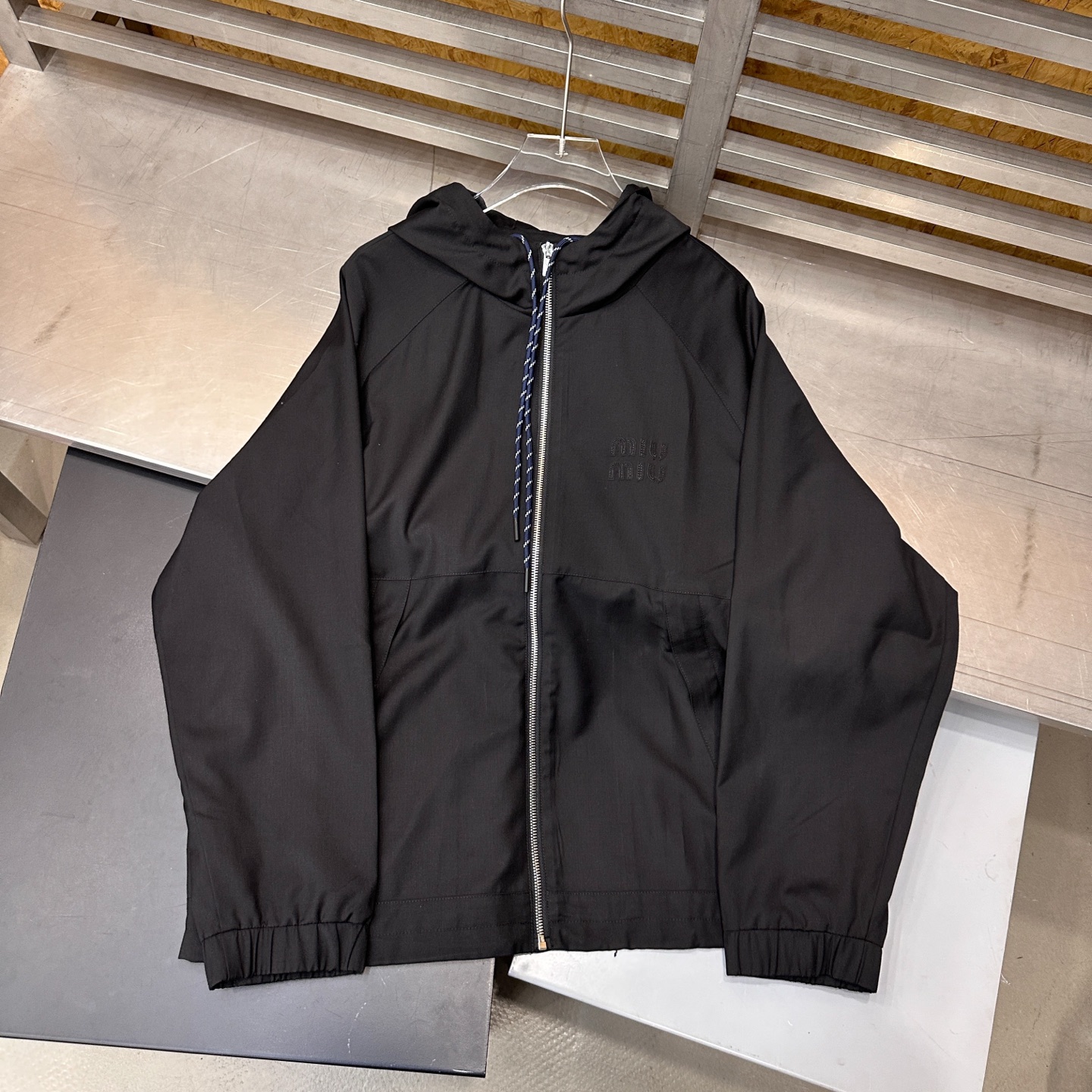 Miu ｜ 新款风衣外套，品牌经典贴布绣花标，进口羊毛人棉混纺面料配搭内里提花人丝里布，时尚休闲，尺码sml