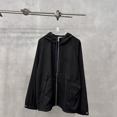 Miu | 新款风衣外套,品牌经典贴布绣花标,进口羊毛人棉混纺面料配搭内里提花人丝里布,时尚休闲,尺码sml Miu | 新款风衣外套,品牌经典贴布绣花标,进口羊毛人棉混纺面料配搭内里提花人丝里布,时尚休闲,尺码sml