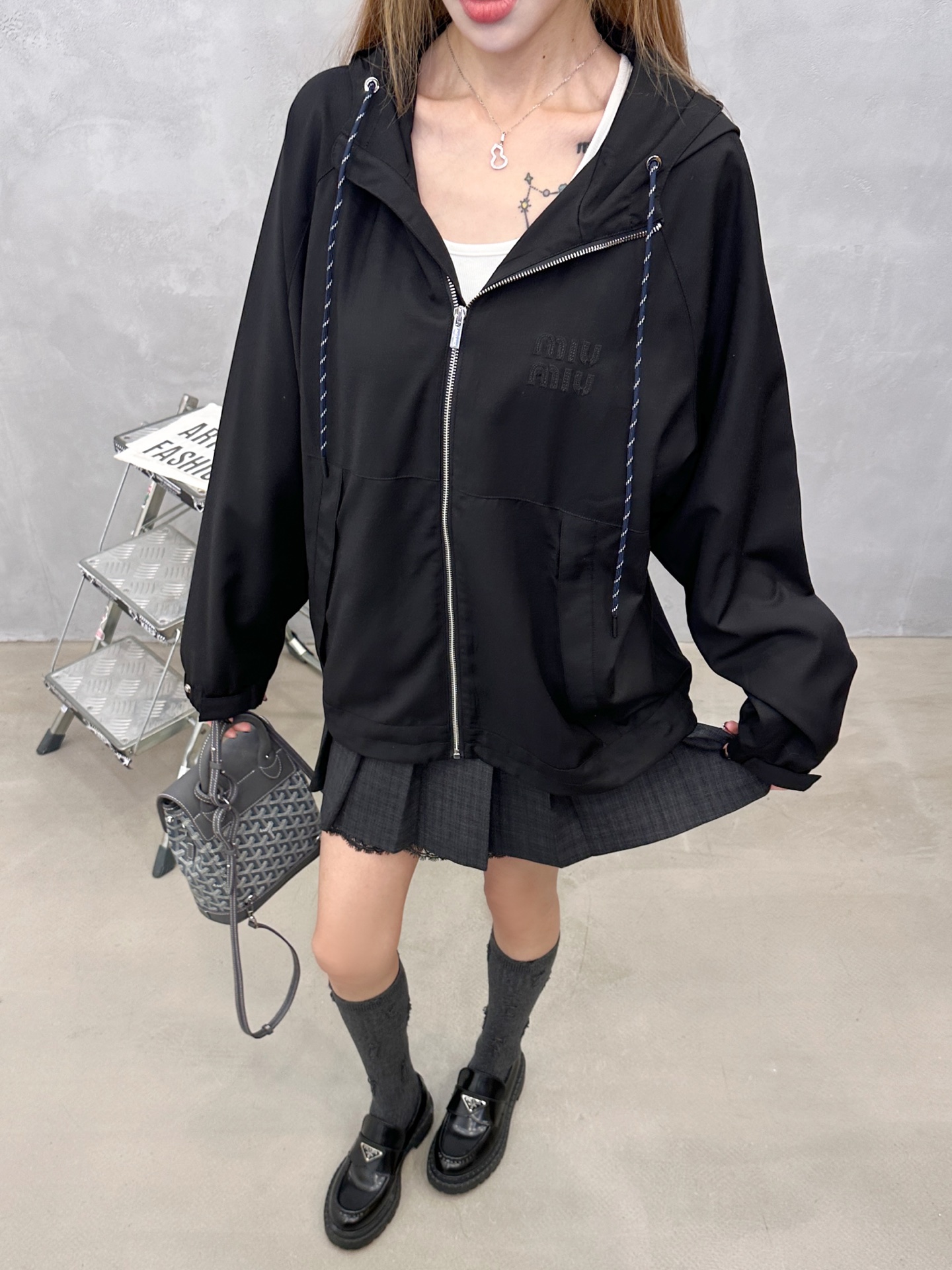 Miu ｜ 新款风衣外套，品牌经典贴布绣花标，进口羊毛人棉混纺面料配搭内里提花人丝里布，时尚休闲，尺码sml