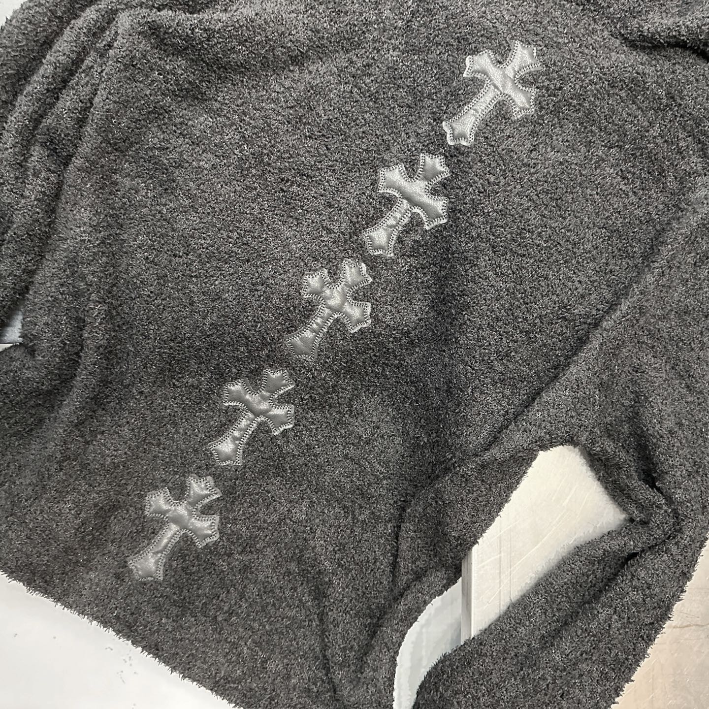 克**  ｜  新款连帽开衫，品牌经典手工切皮刺绣十字标工艺，特殊仿毛面料，时尚休闲，尺码sml