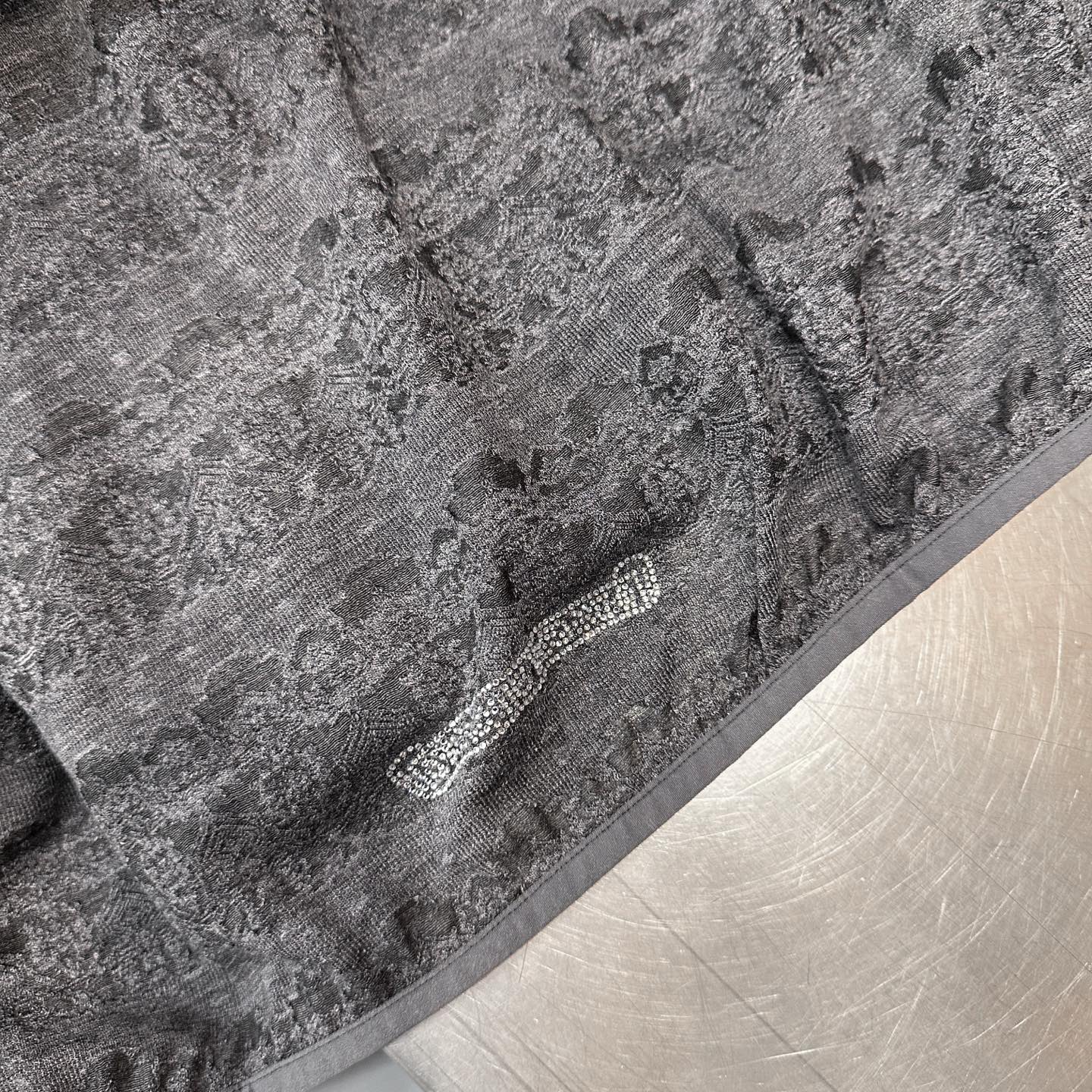 克**  ｜  新款羊毛开衫，品牌经典烫钻标，日本进口羊毛混纺立体提花面料，时尚休闲，尺码sml