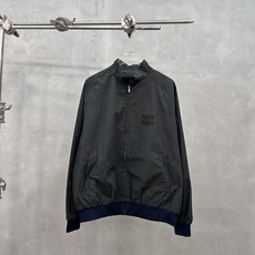 M** | 新款休闲夹克,品牌经典贴布绣花标,全棉色织格纹面料,双层款式结构设计,时尚百搭,尺码sml M** | 新款休闲夹克,品牌经典贴布绣花标,全棉色织格纹面料,双层款式结构设计,时尚百搭,尺码sml