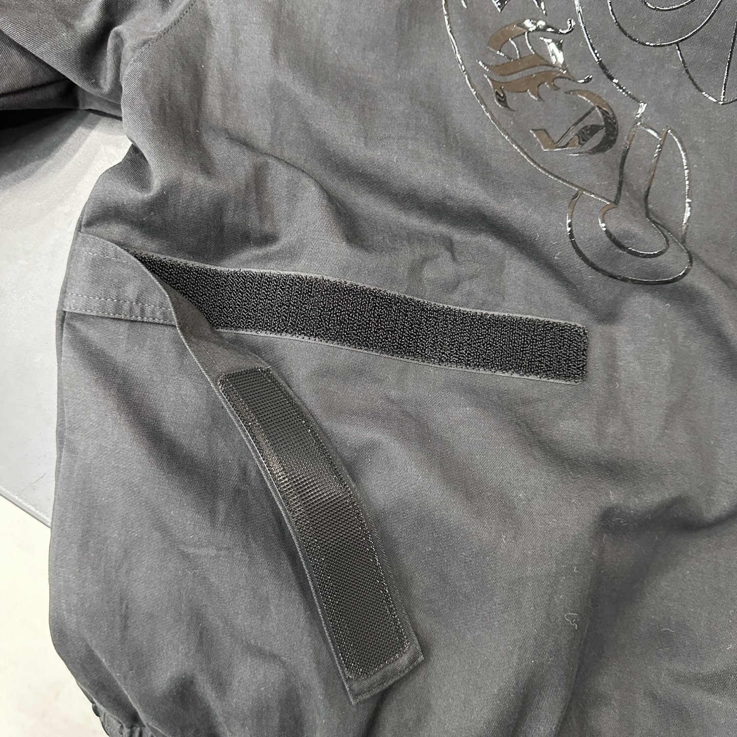 克**  ｜  新款风衣外套，成衣洗水加软，品牌经典印花工艺，进口高密天丝棉面料，双层腰带款式结构设计，休闲时尚，尺码s