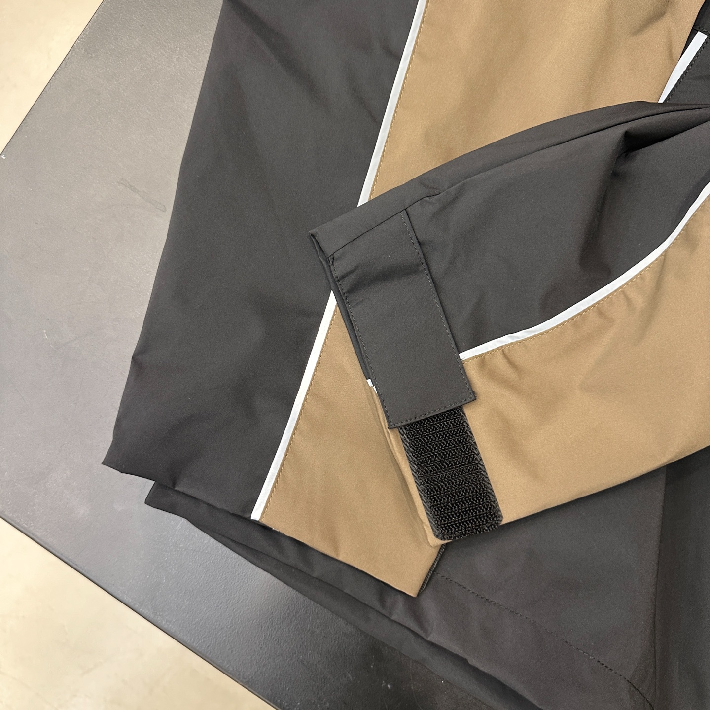 巴* ｜ 新款风衣外套，品牌经典反光印花标，机边绳撞色拼接双层款式设计，休闲时尚，尺码sml