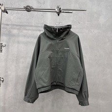 Miu | 新款夹克风衣,品牌经典印花标,双层结构款式设计,进口高密全棉面料加人丝里布,休闲时尚,尺码sml Miu | 新款夹克风衣,品牌经典印花标,双层结构款式设计,进口高密全棉面料加人丝里布,休闲时尚,尺码sml