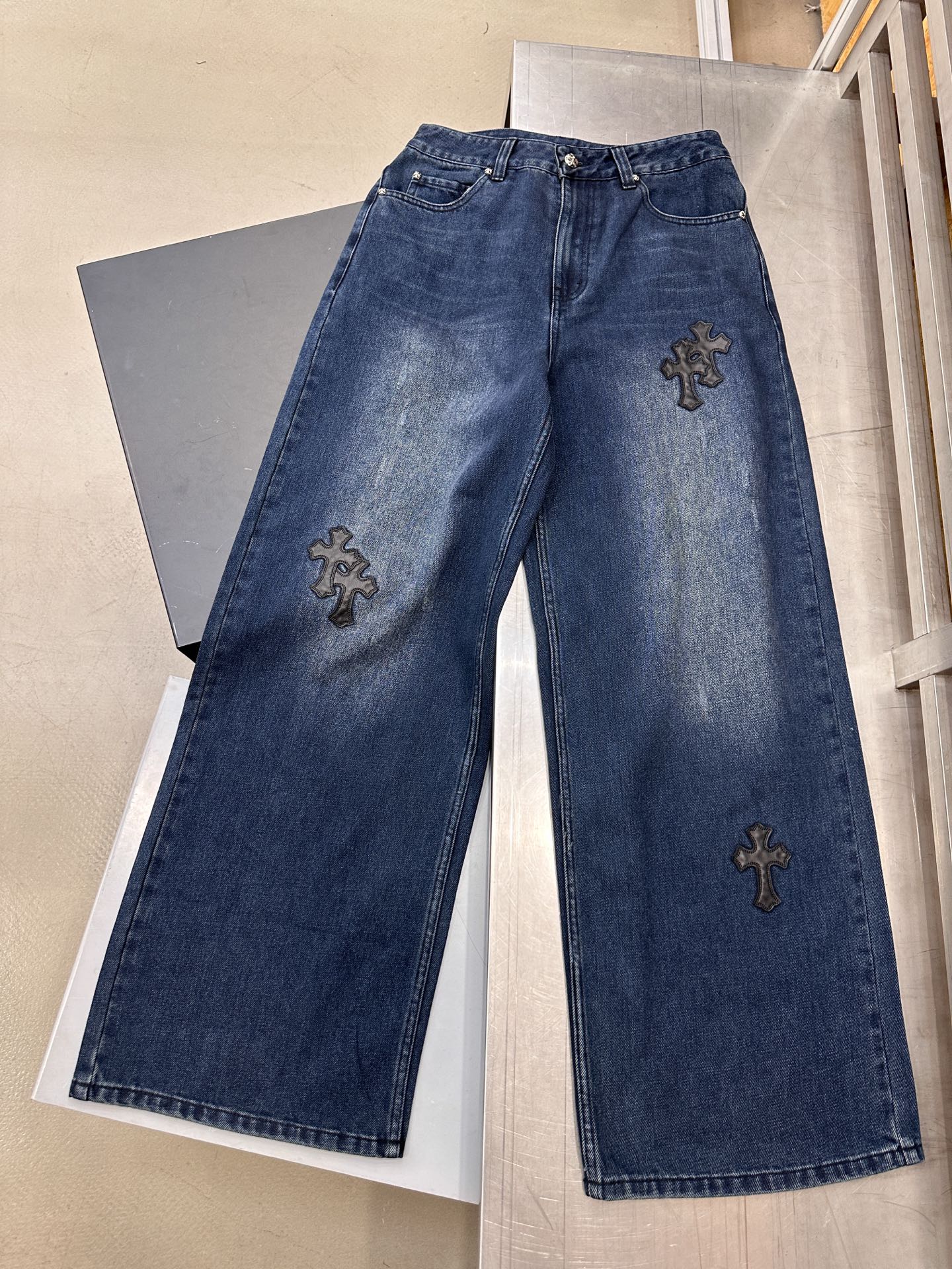 克罗*  ｜  新款牛仔裤，成衣洗水加手工切皮刺绣十字标工艺，休闲时尚，尺码sml