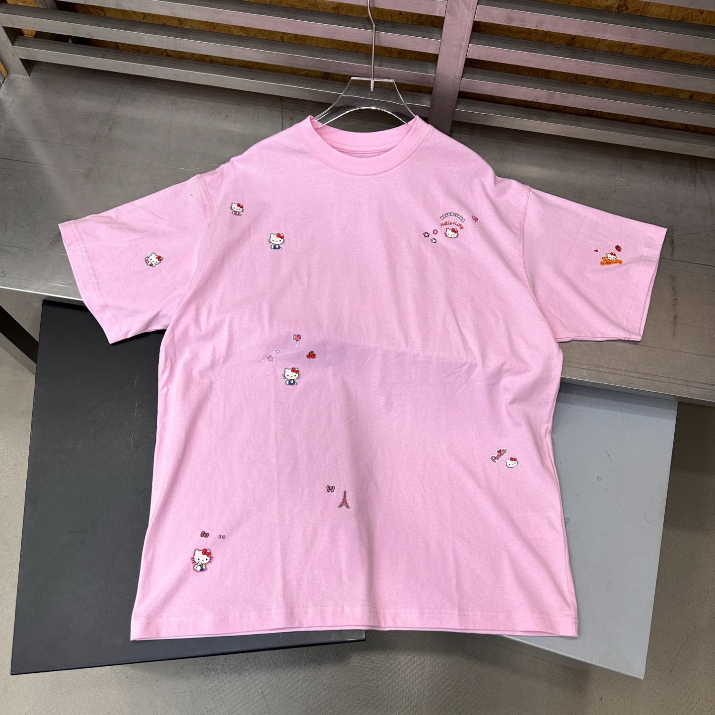 巴黎**｜  新款短袖t，品牌联名hello kitty系列，成衣洗水加全身成衣彩色印花工艺，休闲时尚，尺码sml