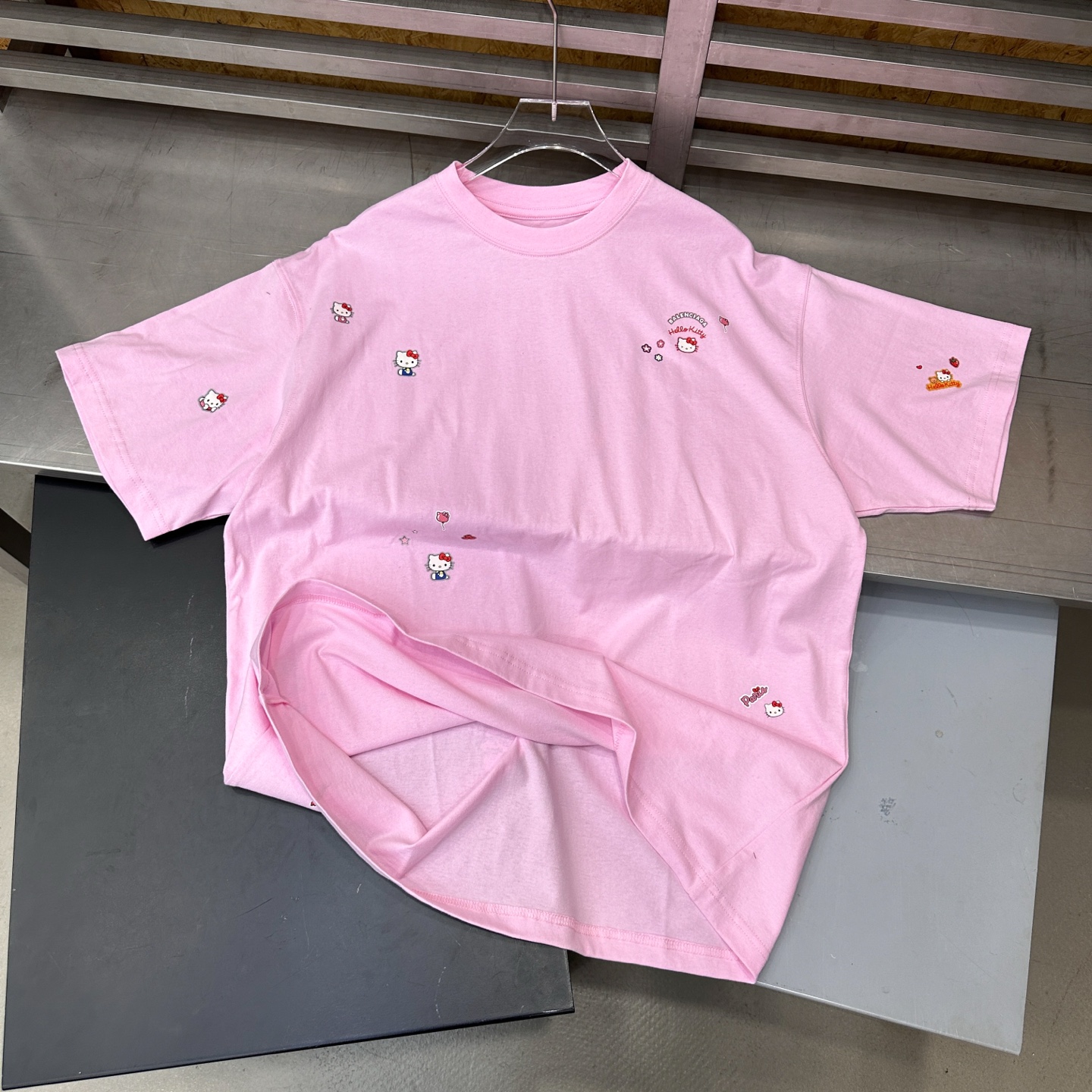 巴黎**｜  新款短袖t，品牌联名hello kitty系列，成衣洗水加全身成衣彩色印花工艺，休闲时尚，尺码sml