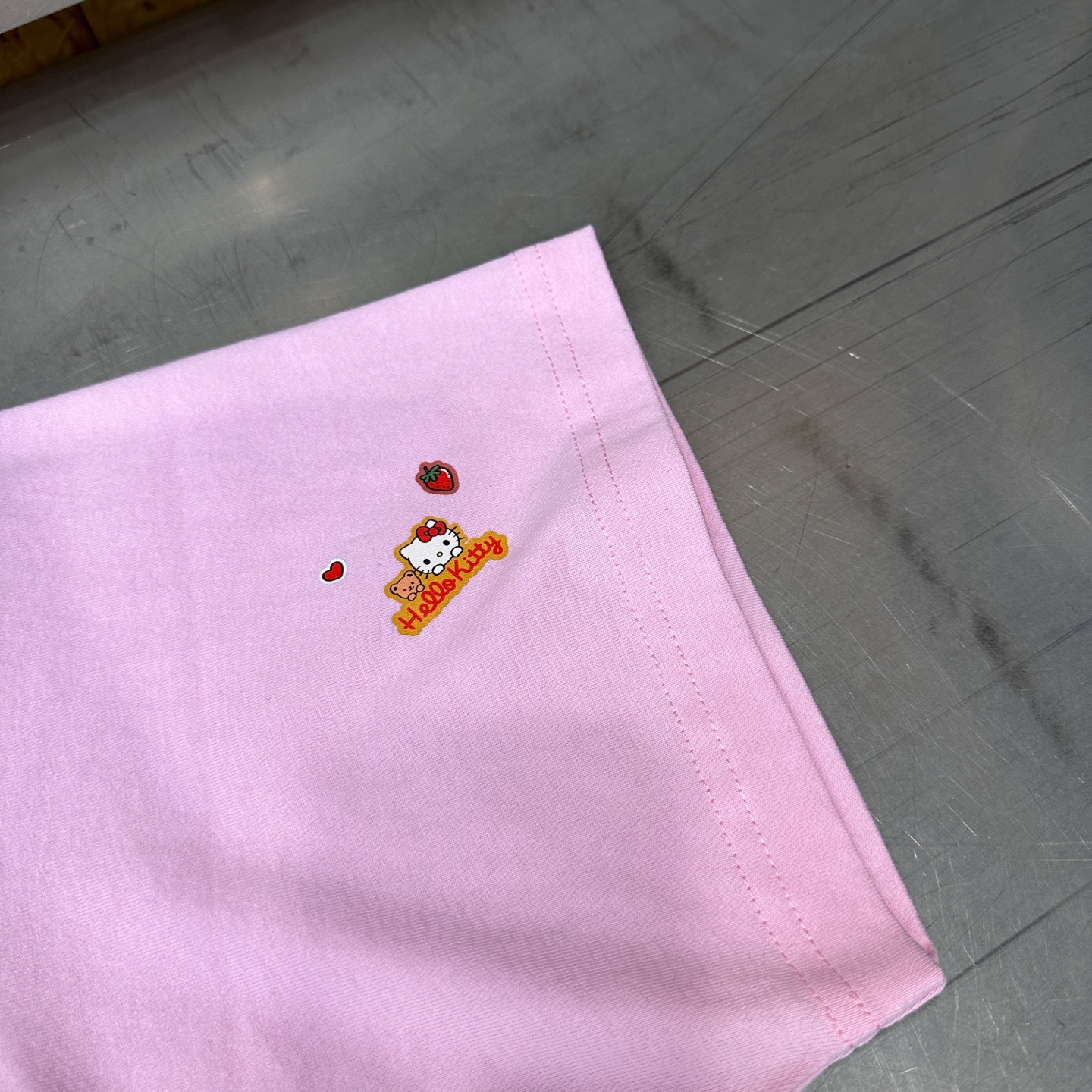 巴黎**｜  新款短袖t，品牌联名hello kitty系列，成衣洗水加全身成衣彩色印花工艺，休闲时尚，尺码sml