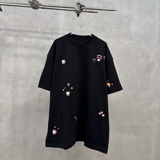 巴黎**| 新款短袖t,品牌联名hello kitty系列,成衣洗水加全身成衣彩色印花工艺,休闲时尚,尺码sml 巴黎**| 新款短袖t,品牌联名hello kitty系列,成衣洗水加全身成衣彩色印花工艺,休闲时尚,尺码sml