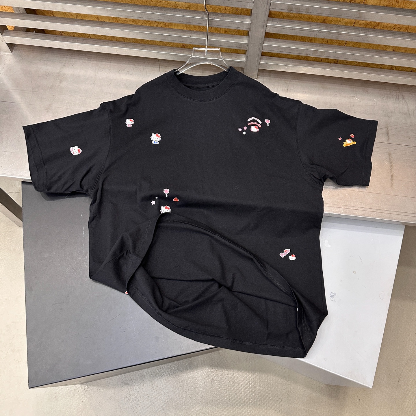 巴黎**｜  新款短袖t，品牌联名hello kitty系列，成衣洗水加全身成衣彩色印花工艺，休闲时尚，尺码sml