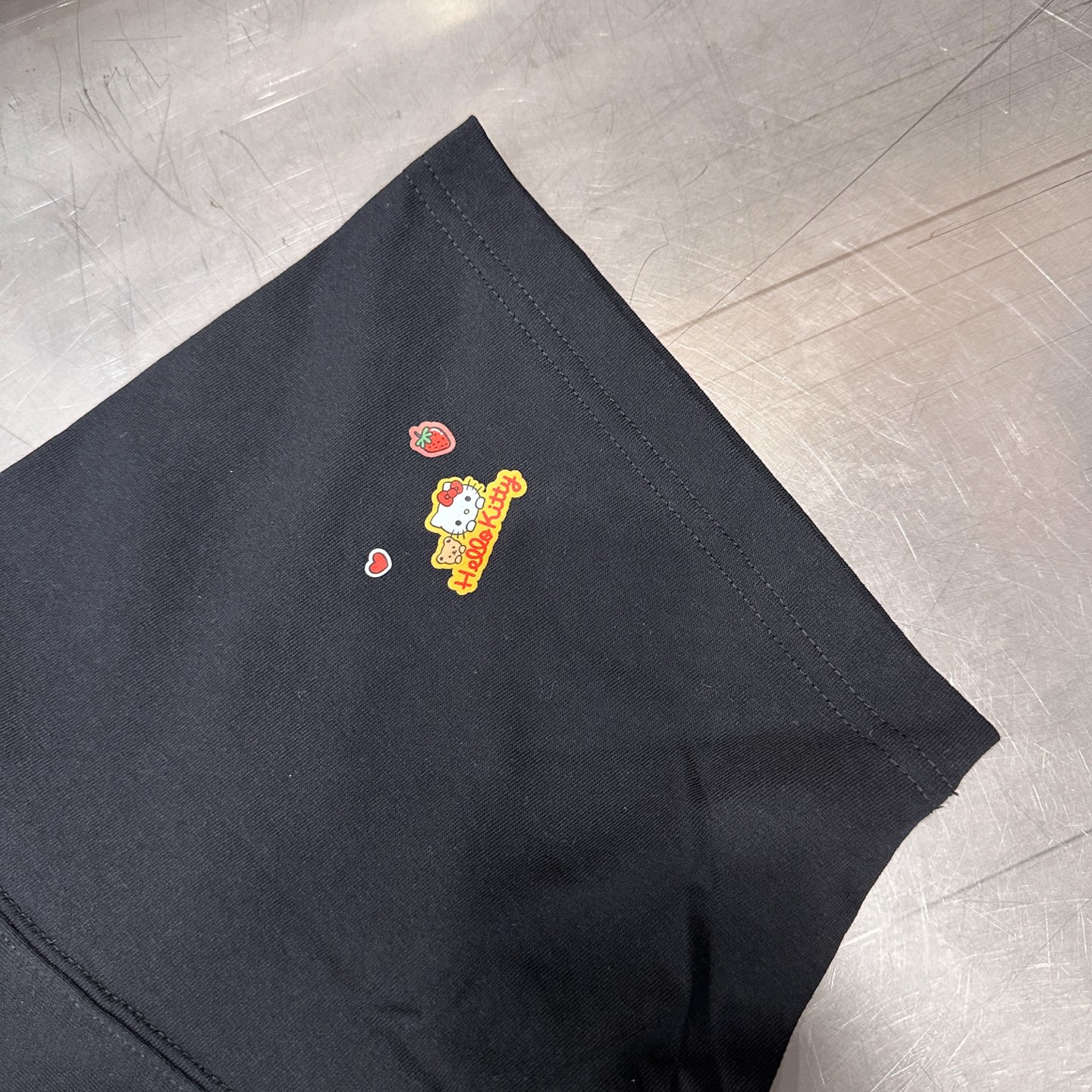 巴黎**｜  新款短袖t，品牌联名hello kitty系列，成衣洗水加全身成衣彩色印花工艺，休闲时尚，尺码sml