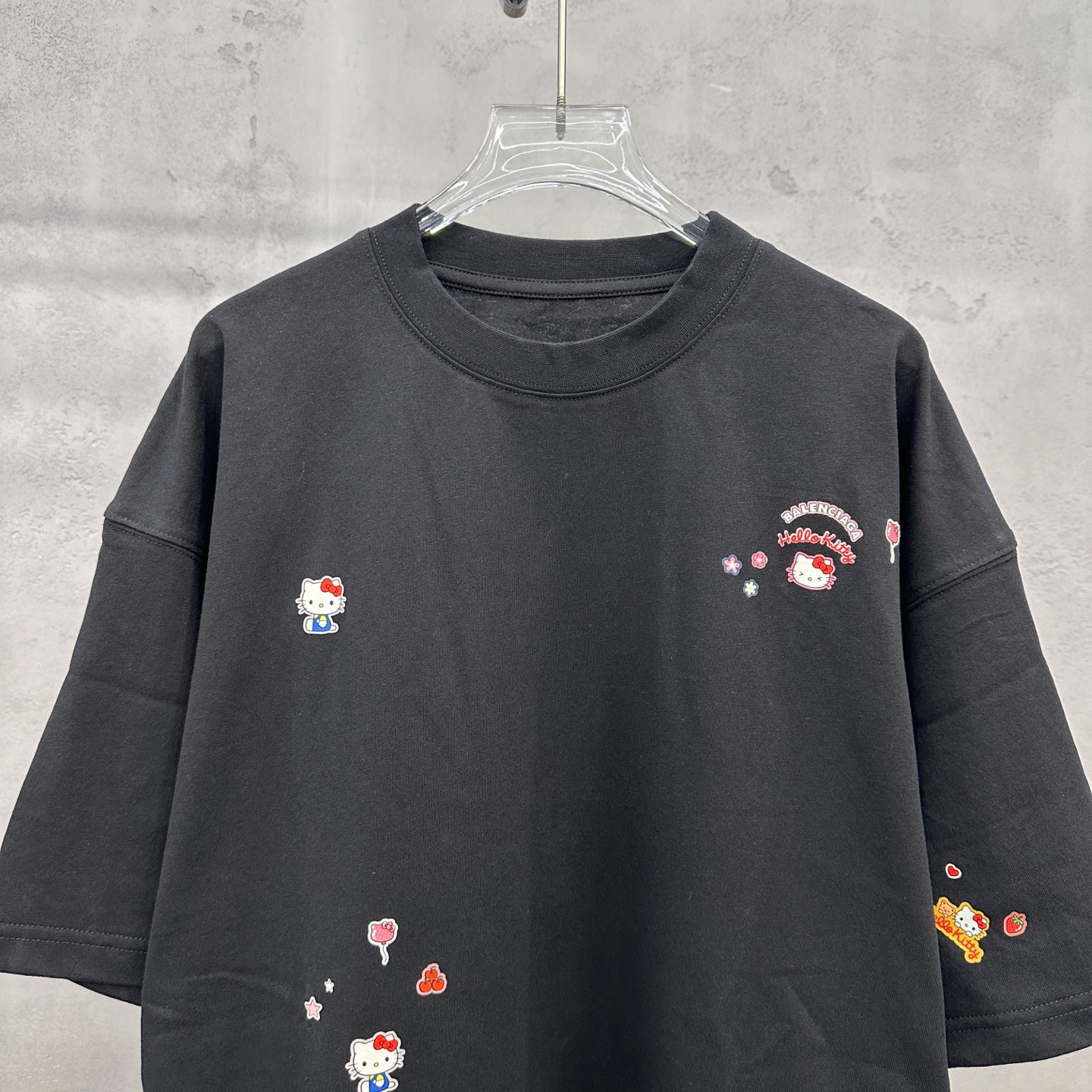巴黎**｜  新款短袖t，品牌联名hello kitty系列，成衣洗水加全身成衣彩色印花工艺，休闲时尚，尺码sml