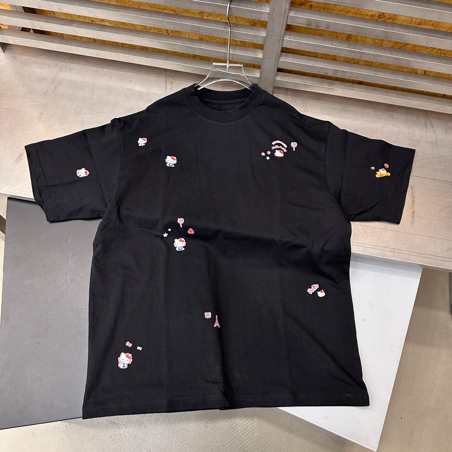 巴黎**｜  新款短袖t，品牌联名hello kitty系列，成衣洗水加全身成衣彩色印花工艺，休闲时尚，尺码sml