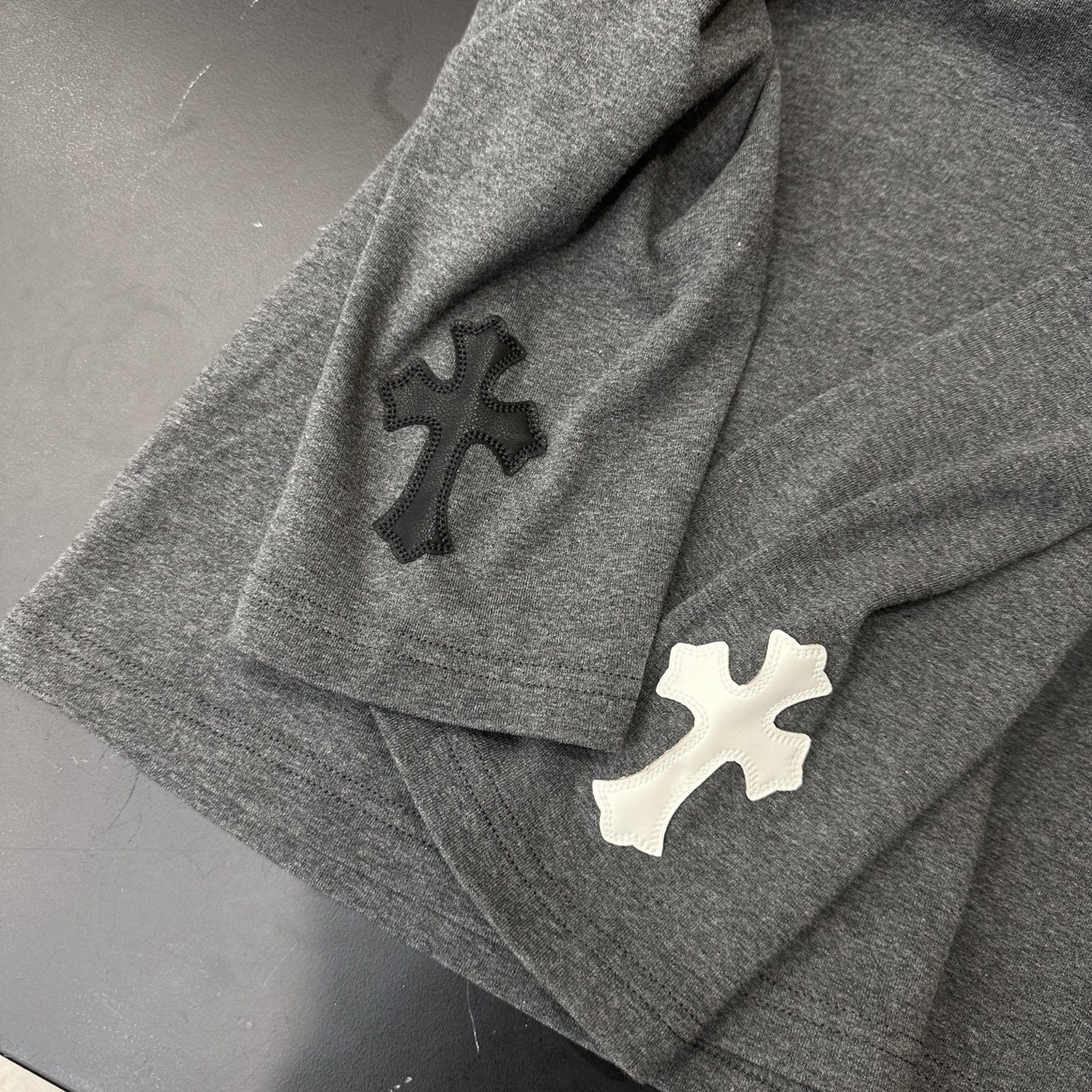 克罗*  ｜  新款长袖打底，品牌经典刺绣标，手工切皮刺绣十字标工艺，时尚休闲，尺码sml