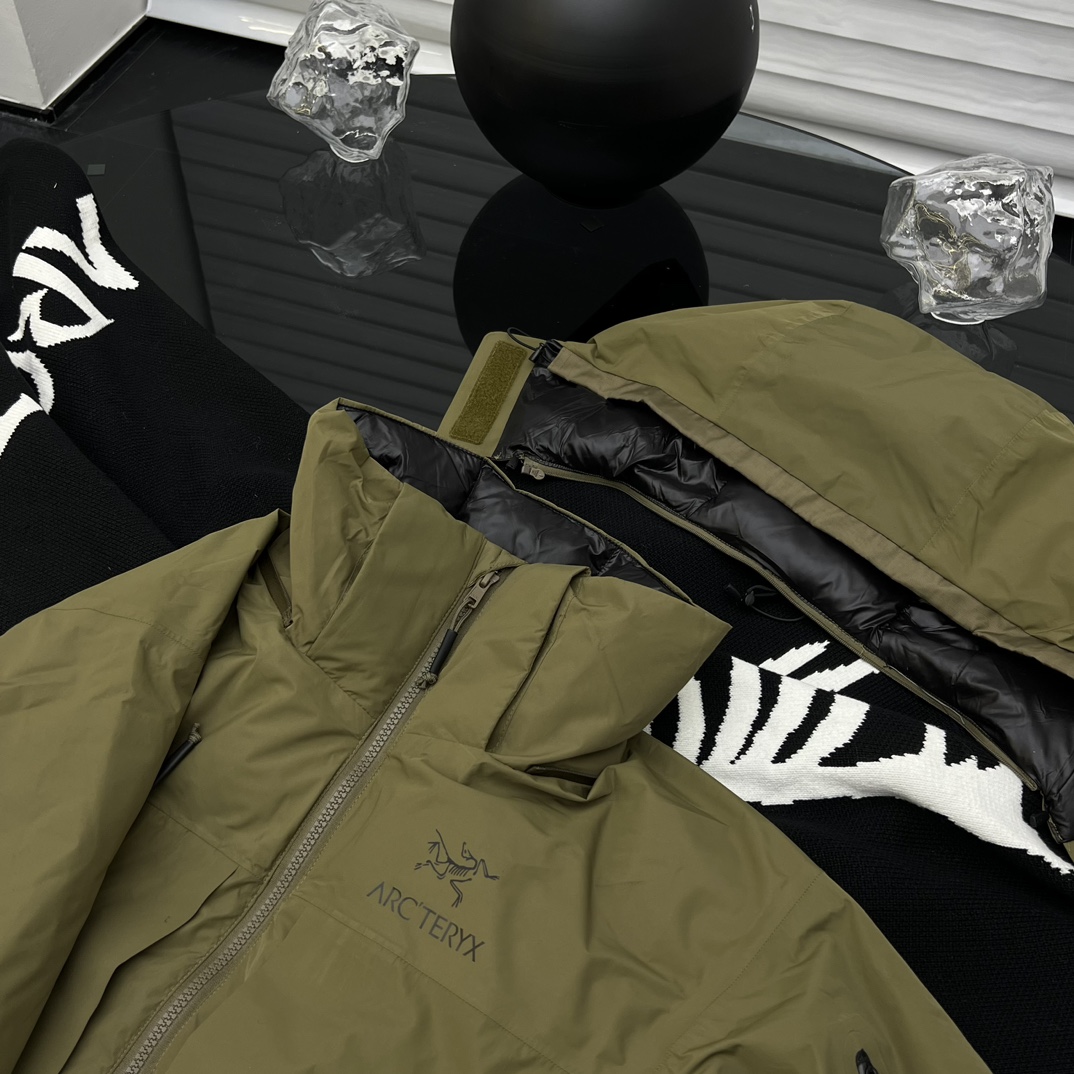 650💰
ARC'TERYX｜LEAF 军鸟·始祖鸟殿堂级单品

顶级Leaf Cold WX SVX 防风防水抗寒军鸟羽绒服

 “LEAF”是始祖鸟🪖军品线—俗称军鸟，主要针对执法部队，更是高端中的顶级产品，相对于普通鸟更具功能性。

鸟军用探险向导级连帽羽绒服 850+蓬松度 欧标 90%白鸭绒填充 硬壳软壳面 料拼接其中 防风面料表面经过 DWR处理

 专业细节匠心制作、每件军版羽绒服至少经过十几位工艺师，百来道制作工序。肉眼可见，皆是 细节。
  LEAF CWX ParX 重型特种侦察任务极地御寒羽绒大衣。应对极端气候下的静态保暖，对身体全面包裹，可以长时间静止时保持你的核心温度，几乎是一个睡袋的级别面料使用尼龙提供完全的防风防水性，同时透气。内里填充欧洲高品质850蓬白鸭绒，锁住温度，外部口袋均使用防水拉链，静静地爬在雪地不必担心融雪进水。帽子可拆卸，头部帽子兼容风镜宽松版型宽松版型
颜色：黑色 卡其绿 灰色 迷彩
尺码：M-3XL
