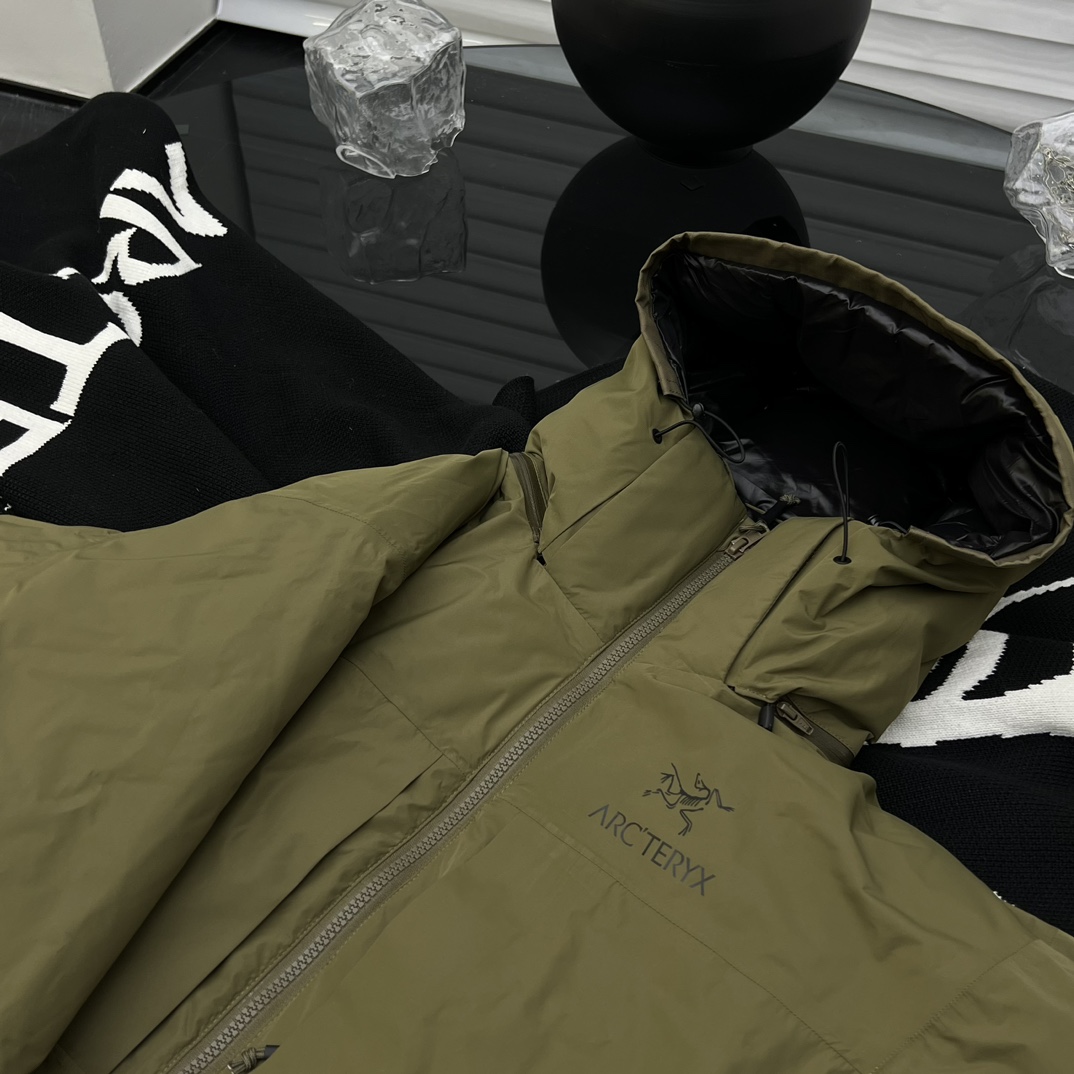 650💰
ARC'TERYX｜LEAF 军鸟·始祖鸟殿堂级单品

顶级Leaf Cold WX SVX 防风防水抗寒军鸟羽绒服

 “LEAF”是始祖鸟🪖军品线—俗称军鸟，主要针对执法部队，更是高端中的顶级产品，相对于普通鸟更具功能性。

鸟军用探险向导级连帽羽绒服 850+蓬松度 欧标 90%白鸭绒填充 硬壳软壳面 料拼接其中 防风面料表面经过 DWR处理

 专业细节匠心制作、每件军版羽绒服至少经过十几位工艺师，百来道制作工序。肉眼可见，皆是 细节。
  LEAF CWX ParX 重型特种侦察任务极地御寒羽绒大衣。应对极端气候下的静态保暖，对身体全面包裹，可以长时间静止时保持你的核心温度，几乎是一个睡袋的级别面料使用尼龙提供完全的防风防水性，同时透气。内里填充欧洲高品质850蓬白鸭绒，锁住温度，外部口袋均使用防水拉链，静静地爬在雪地不必担心融雪进水。帽子可拆卸，头部帽子兼容风镜宽松版型宽松版型
颜色：黑色 卡其绿 灰色 迷彩
尺码：M-3XL
