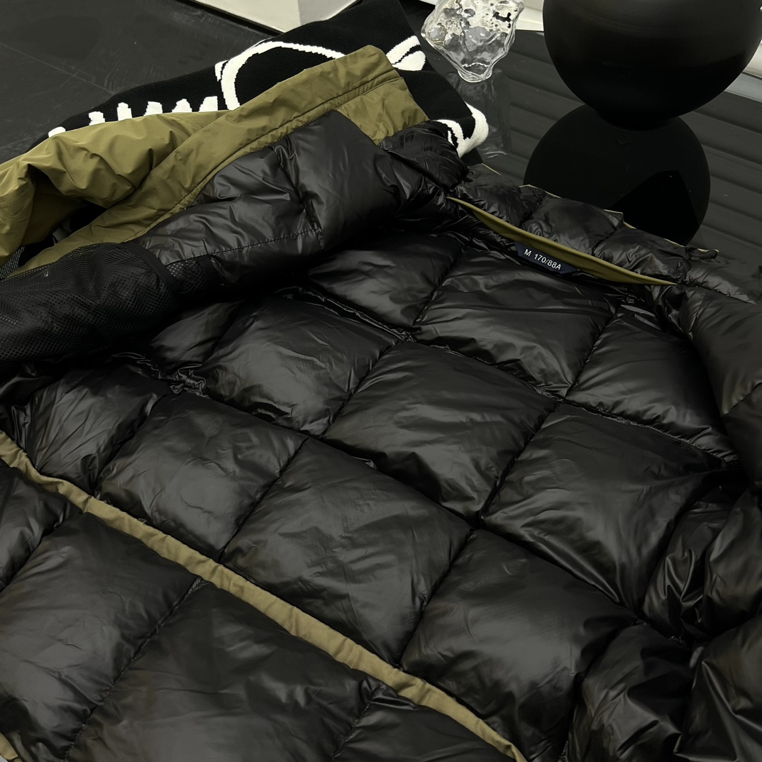 650💰
ARC'TERYX｜LEAF 军鸟·始祖鸟殿堂级单品

顶级Leaf Cold WX SVX 防风防水抗寒军鸟羽绒服

 “LEAF”是始祖鸟🪖军品线—俗称军鸟，主要针对执法部队，更是高端中的顶级产品，相对于普通鸟更具功能性。

鸟军用探险向导级连帽羽绒服 850+蓬松度 欧标 90%白鸭绒填充 硬壳软壳面 料拼接其中 防风面料表面经过 DWR处理

 专业细节匠心制作、每件军版羽绒服至少经过十几位工艺师，百来道制作工序。肉眼可见，皆是 细节。
  LEAF CWX ParX 重型特种侦察任务极地御寒羽绒大衣。应对极端气候下的静态保暖，对身体全面包裹，可以长时间静止时保持你的核心温度，几乎是一个睡袋的级别面料使用尼龙提供完全的防风防水性，同时透气。内里填充欧洲高品质850蓬白鸭绒，锁住温度，外部口袋均使用防水拉链，静静地爬在雪地不必担心融雪进水。帽子可拆卸，头部帽子兼容风镜宽松版型宽松版型
颜色：黑色 卡其绿 灰色 迷彩
尺码：M-3XL
