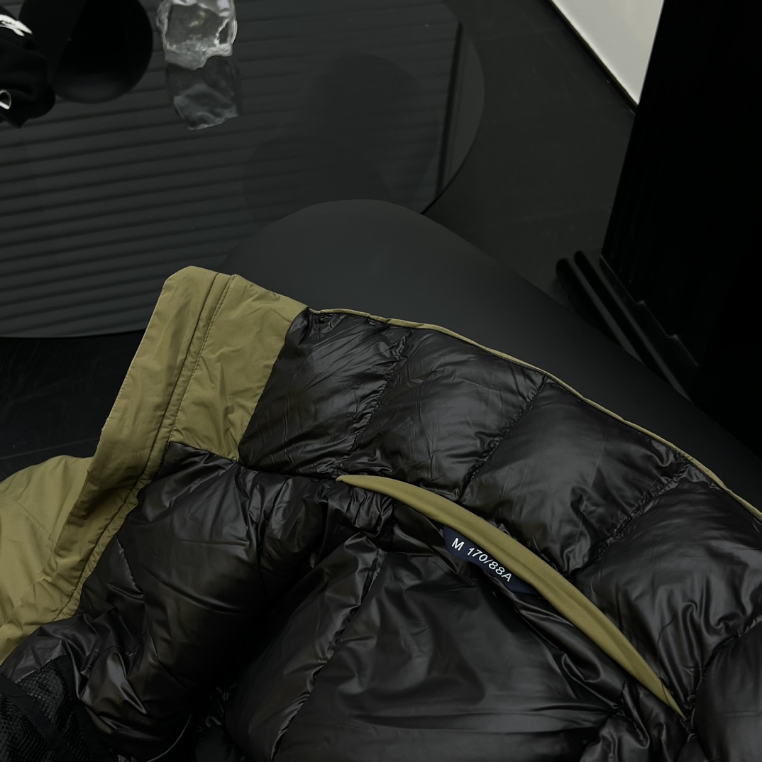 650💰
ARC'TERYX｜LEAF 军鸟·始祖鸟殿堂级单品

顶级Leaf Cold WX SVX 防风防水抗寒军鸟羽绒服

 “LEAF”是始祖鸟🪖军品线—俗称军鸟，主要针对执法部队，更是高端中的顶级产品，相对于普通鸟更具功能性。

鸟军用探险向导级连帽羽绒服 850+蓬松度 欧标 90%白鸭绒填充 硬壳软壳面 料拼接其中 防风面料表面经过 DWR处理

 专业细节匠心制作、每件军版羽绒服至少经过十几位工艺师，百来道制作工序。肉眼可见，皆是 细节。
  LEAF CWX ParX 重型特种侦察任务极地御寒羽绒大衣。应对极端气候下的静态保暖，对身体全面包裹，可以长时间静止时保持你的核心温度，几乎是一个睡袋的级别面料使用尼龙提供完全的防风防水性，同时透气。内里填充欧洲高品质850蓬白鸭绒，锁住温度，外部口袋均使用防水拉链，静静地爬在雪地不必担心融雪进水。帽子可拆卸，头部帽子兼容风镜宽松版型宽松版型
颜色：黑色 卡其绿 灰色 迷彩
尺码：M-3XL
