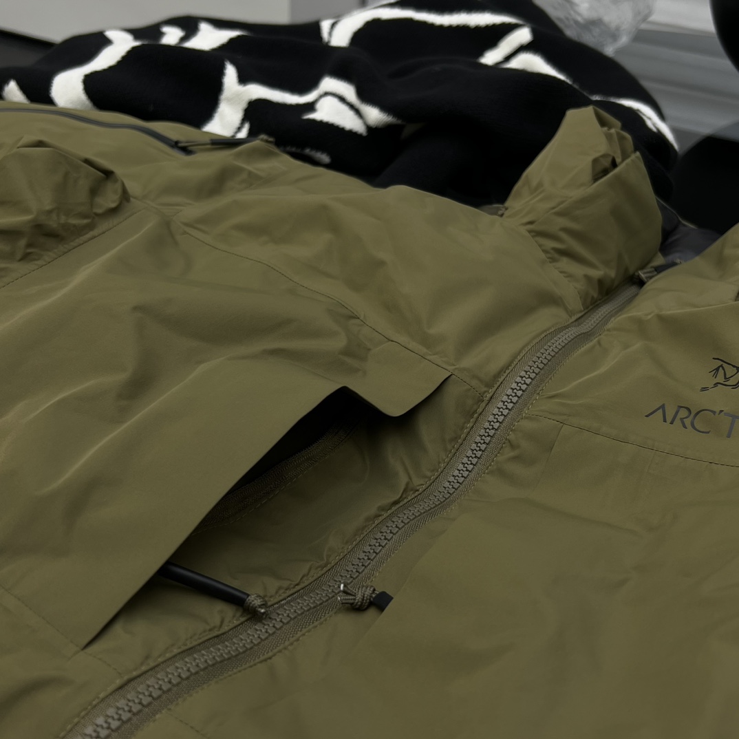 650💰
ARC'TERYX｜LEAF 军鸟·始祖鸟殿堂级单品

顶级Leaf Cold WX SVX 防风防水抗寒军鸟羽绒服

 “LEAF”是始祖鸟🪖军品线—俗称军鸟，主要针对执法部队，更是高端中的顶级产品，相对于普通鸟更具功能性。

鸟军用探险向导级连帽羽绒服 850+蓬松度 欧标 90%白鸭绒填充 硬壳软壳面 料拼接其中 防风面料表面经过 DWR处理

 专业细节匠心制作、每件军版羽绒服至少经过十几位工艺师，百来道制作工序。肉眼可见，皆是 细节。
  LEAF CWX ParX 重型特种侦察任务极地御寒羽绒大衣。应对极端气候下的静态保暖，对身体全面包裹，可以长时间静止时保持你的核心温度，几乎是一个睡袋的级别面料使用尼龙提供完全的防风防水性，同时透气。内里填充欧洲高品质850蓬白鸭绒，锁住温度，外部口袋均使用防水拉链，静静地爬在雪地不必担心融雪进水。帽子可拆卸，头部帽子兼容风镜宽松版型宽松版型
颜色：黑色 卡其绿 灰色 迷彩
尺码：M-3XL
