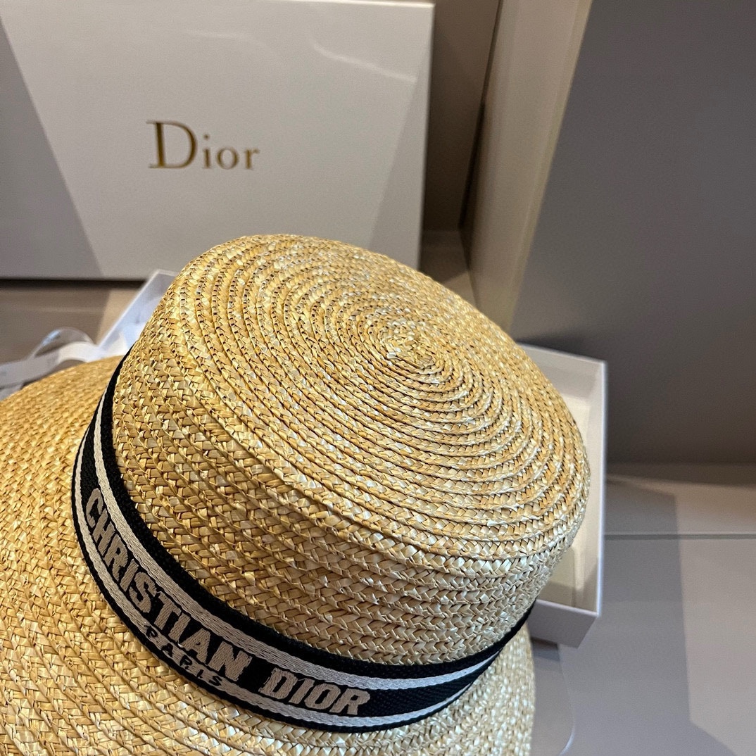 高版本Dior迪奥官方款麦秆草帽高密度制作一顶超级有品位的草帽了出街首选！帽型超美腻颜色妥妥轻便携带！小