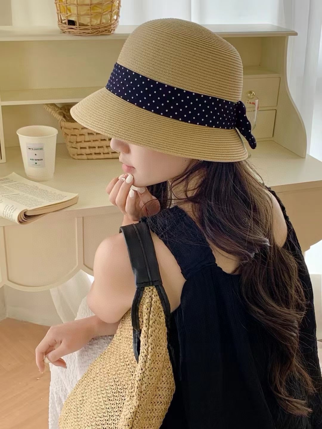 ¥ Sombrero de paja Chanel, sombrero redondo elegante, alta personalización, circunferencia de cabeza 57cm. Gorros: somb…