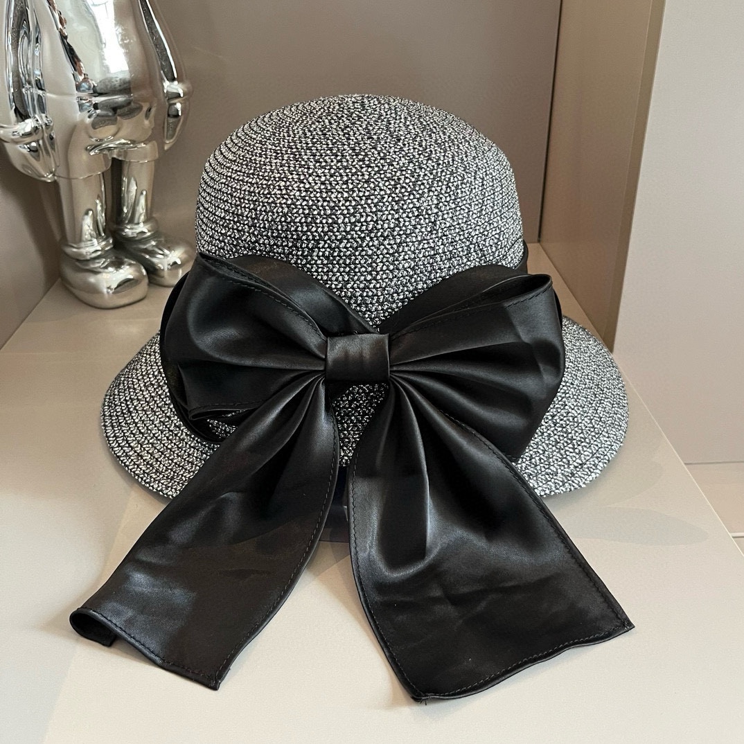 ¥ Sombrero de ala ancha Chanel, con lazo y cintas, diseño con abertura, estilo señorial, circunferencia de cabeza 57cm.…