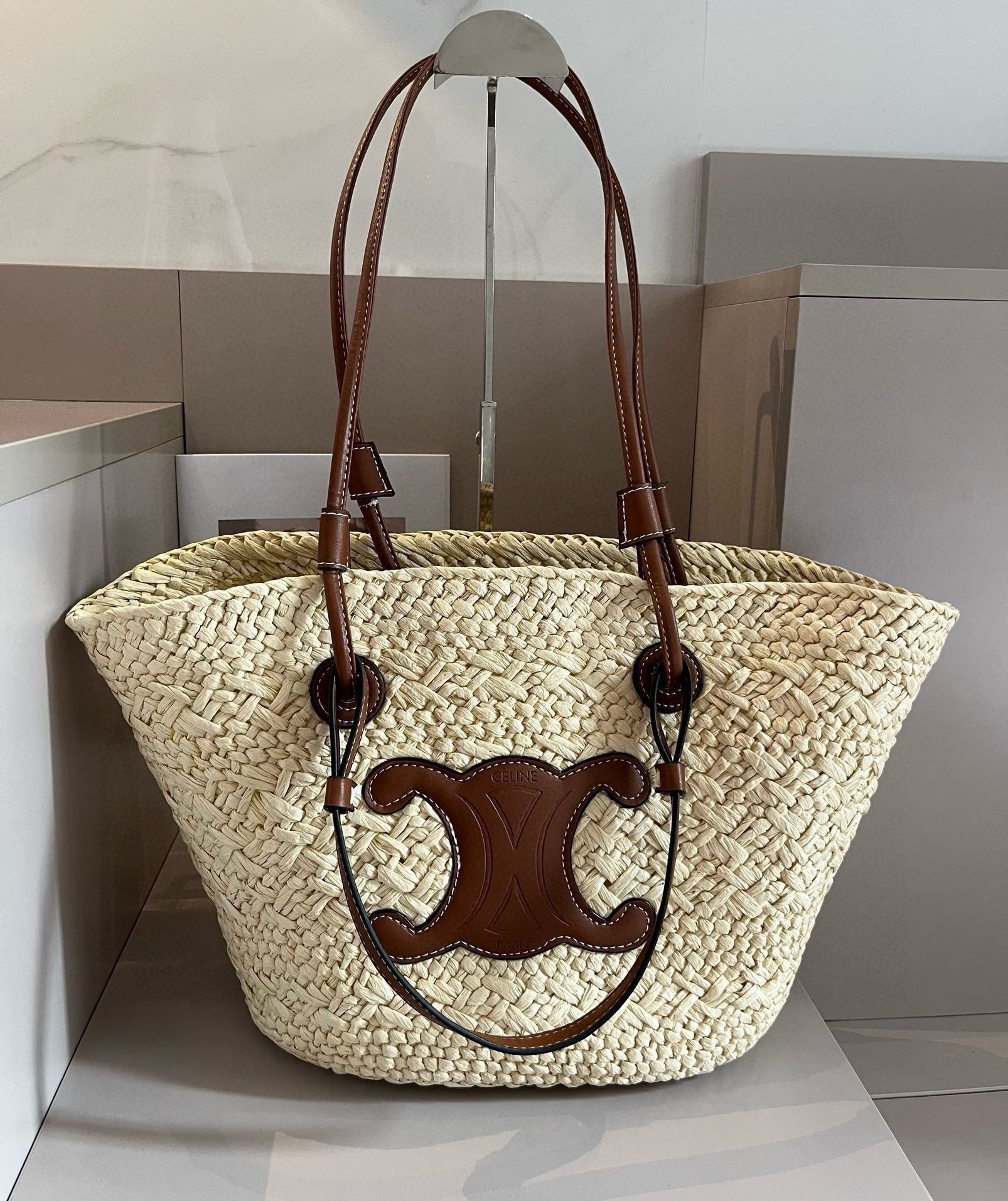 NO:227787,Celine official website straw woven bag Lafite hand-woven bag, a must-have for traveling on the beach in summer, the counter is out of stock, size: top width 50cm, bottom width 28, height 25cm hat Straw hat Fisherman hat Baseball hat, hat, celine, celine, espadrilles, espadrilles, hats19860909Celine赛琳官网款草编包拉菲草手编包,夏季出游沙滩必备,专柜都断货了,尺寸:上宽50cm 下宽28 高度25cm帽子草帽渔夫帽棒球帽,帽子,celine,celine,espadrilles,espadrilles,hats,hat