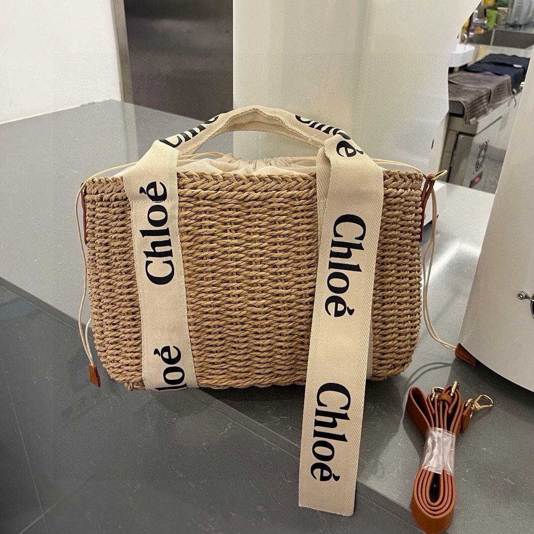 NO:206701,chloe Chloe's new straw woven cabbage basket. The logo-printed handbag, leather shoulder strap and straw woven combination are really refreshing and fried, suitable for the beach. It is a summer bag, and it has not been a match with anyone so far. It has a large capacity, can hold two mobile phones, and some girls' makeup stuff. It's practical and full marks. It's the biggest praise for it. The summer looks. Carry it. Sisters. Size 33*21.XJ hat, straw hat, fisherman hat, baseball hat, hat, chloe, loewe, espadrilles, espadrilles, hats19860909chloe克洛伊这个新款草编包菜篮子 印logo的手提袋和皮肩带还有草编的组合真的好清爽炒适合海边,是属于夏天的包没错啦而且到目前为止没有跟任何人撞过包国 容量很大,可以放两部手机,还有一些女孩子补妆的东西,实用满分了,被路人夸好看是对它最大的赞美吧 夏天的样子 背起来吧 姐妹们 尺寸33*21.XJ帽子草帽渔夫帽棒球帽,帽子,chloe,loewe,espadrilles,espadrilles,hats,hat