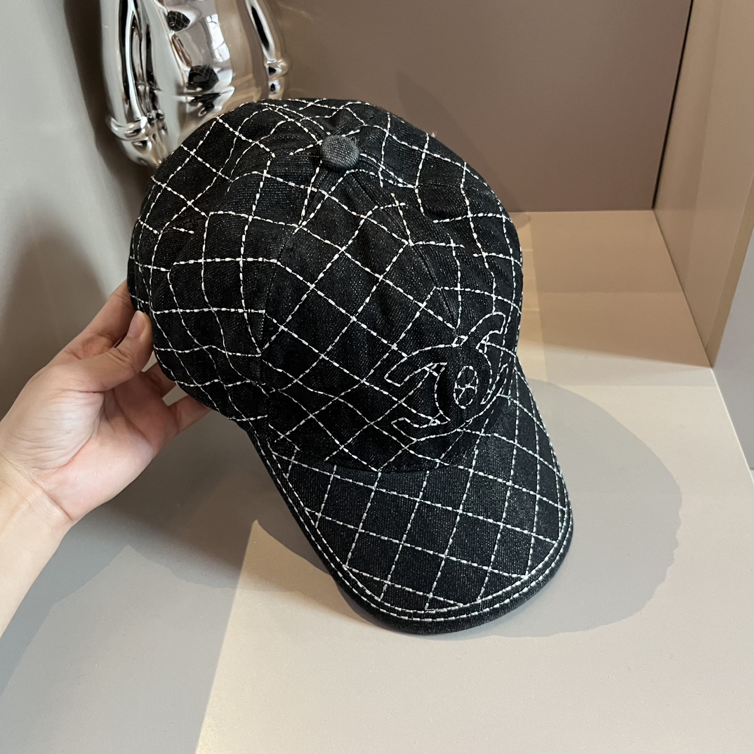 ¥ Gorra de visera de rombos Chanel.