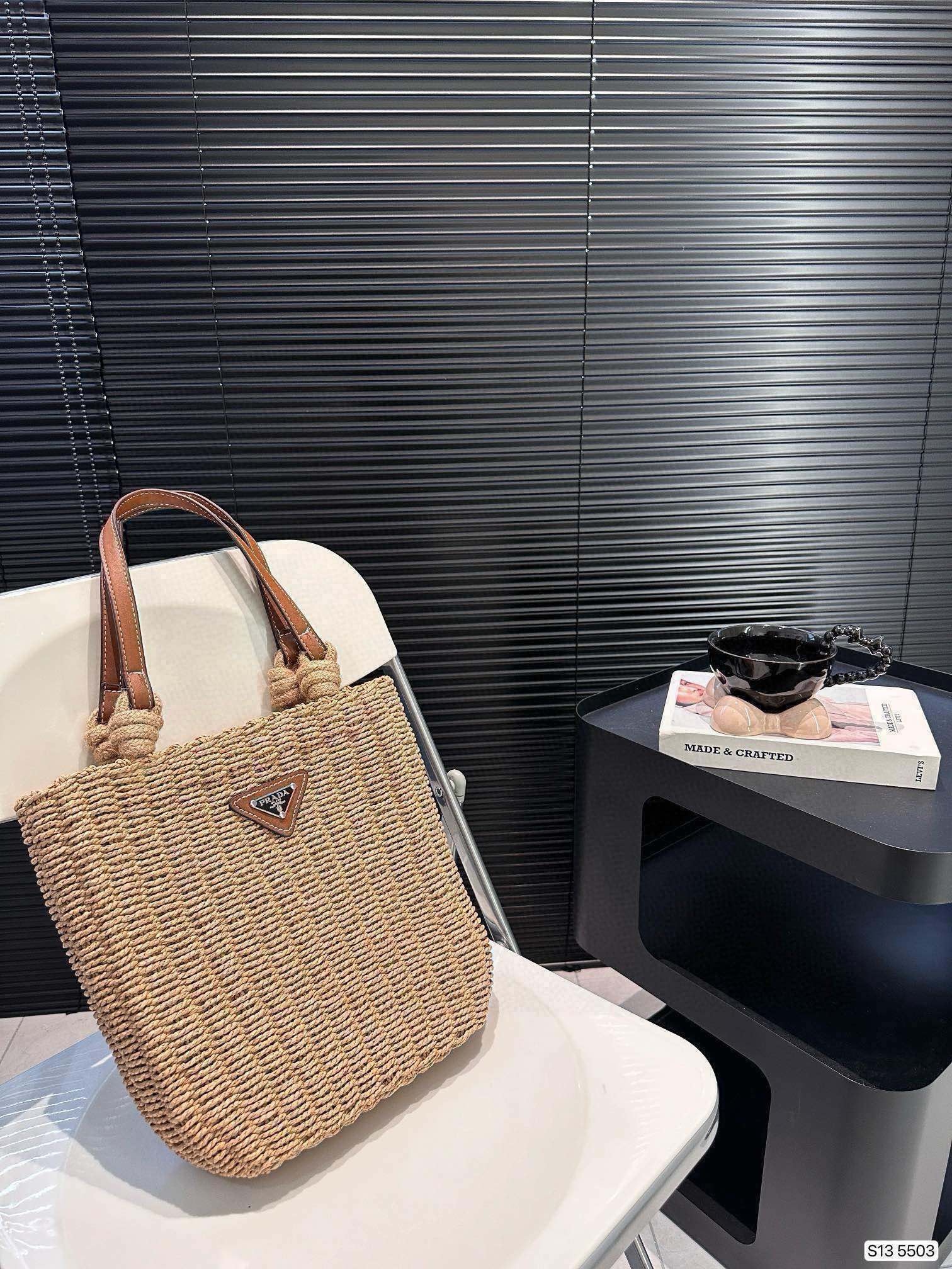 NO:209272,Te Prada weaving Let's go on vacation together. The big hole design is very convenient for picking up items. It is suitable for daily commuting and making shopping bags. The whole bag of mommy bag is very thick and the quality is excellent~~ The key is that the picture is easy to produce!  !  !  !  Any piece of clothing can be photographed with a full sense of high-end, summer youthful girl~ Size 19 27 Item number 5503 Hat Straw Hat Fisherman's Hat Baseball Hat, hat, prada, espadrilles, hats19860909特 普拉达编织 一起去度假吧 大口子设计,非常方便拿取物品,适合日常通勤,做购物袋,妈咪包口整个包很厚实质量超好～~关键是 图图好出片啊！！！！随便一件衣服,就能拍出满满高级感,夏日青春少女～ 尺寸19 27 货号5503帽子草帽渔夫帽棒球帽,帽子,prada,espadrilles,hats,hat