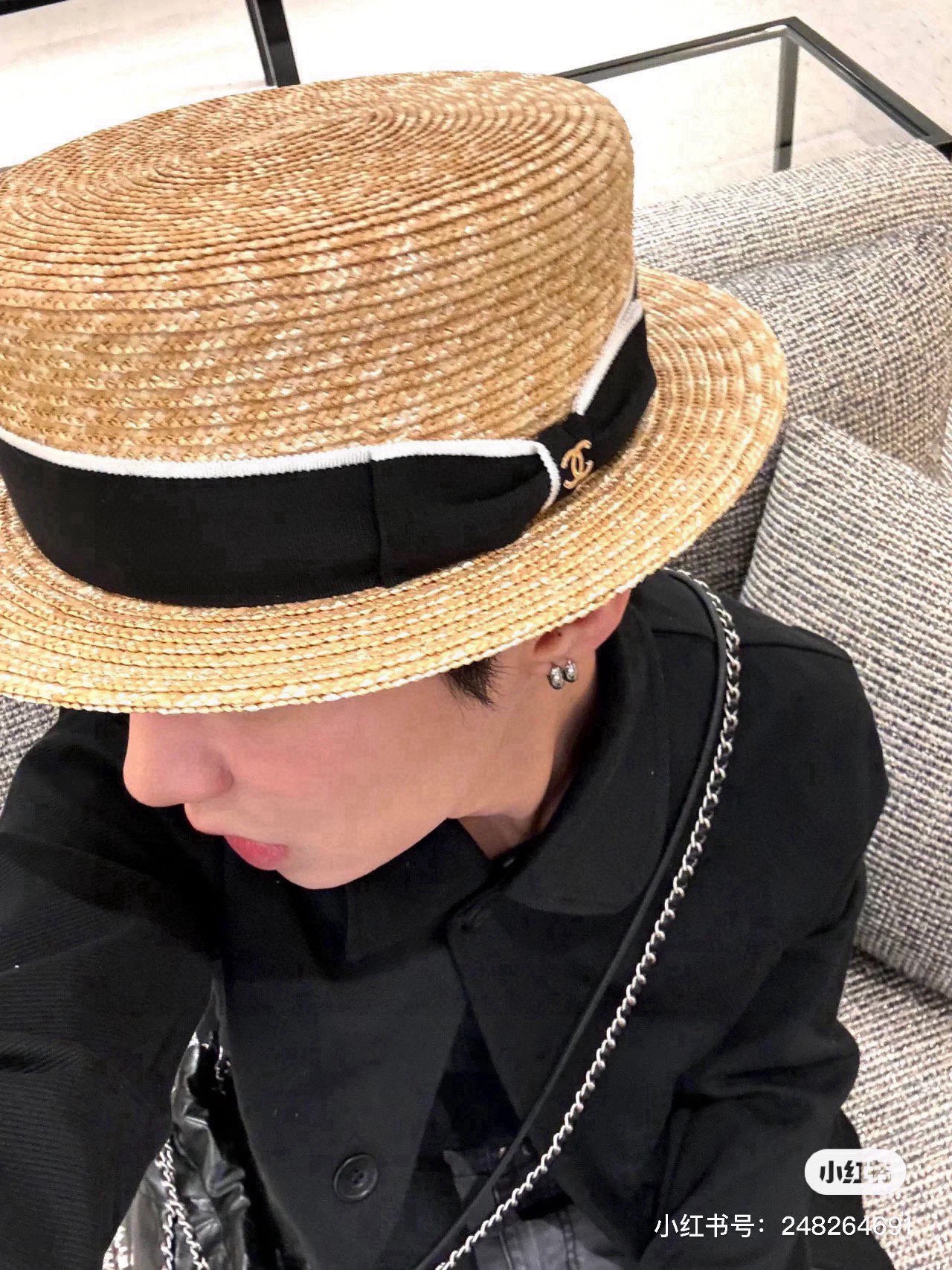 ¥ Sombrero de copa plana pequeño oficial Chanel, hecho de paja de trigo, circunferencia de cabeza 57cm