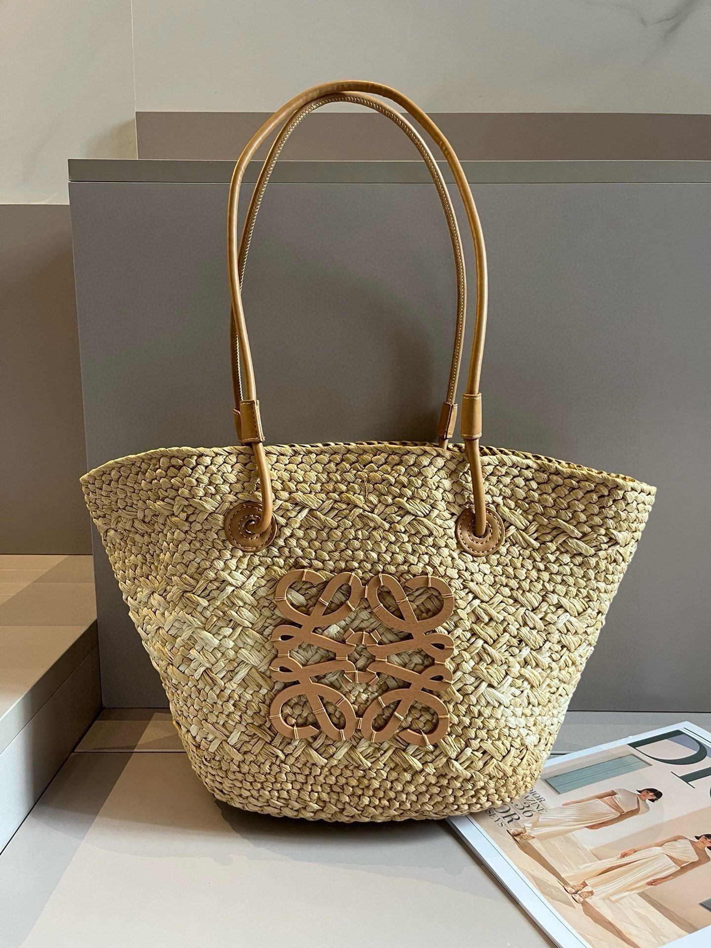 NO:227797,Luo Yiwei new color straw woven bag LOEWE official website straw woven bag Lafite hand woven bag, must-have for summer beach trip, counters are out of stock, size: top width 50cm, bottom width 28, height 25cm hat straw hat fisherman hat baseball hat, hat, loewe, loewe, espadrilles, espadrilles, hats19860909罗意威新颜色草编包 LOEWE罗意威官网款草编包拉菲草手编包,夏季出游沙滩必备,专柜都断货了,尺寸:上宽50cm 下宽28 高度25cm帽子草帽渔夫帽棒球帽,帽子,loewe,loewe,espadrilles,espadrilles,hats,hat