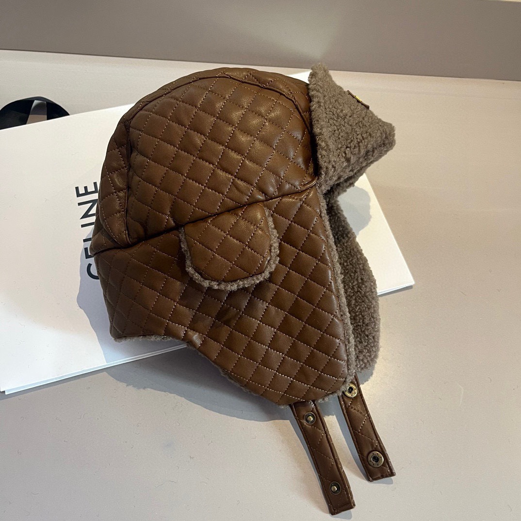 NO:215273,Special offer LOEWE Loewe autumn and winter new ear protection hat, wash leather diamond ear protection hat, plus velvet inner lining, hat fisherman hat baseball hat knit hat, hat, loewe, espadrilles,hats19860909特价 ＬＯＥＷＥ罗意威秋冬新款护耳帽,洗水皮菱格护耳帽,加绒内里,帽子渔夫帽棒球帽针织帽,帽子,loewe,espadrilles,hats,hat