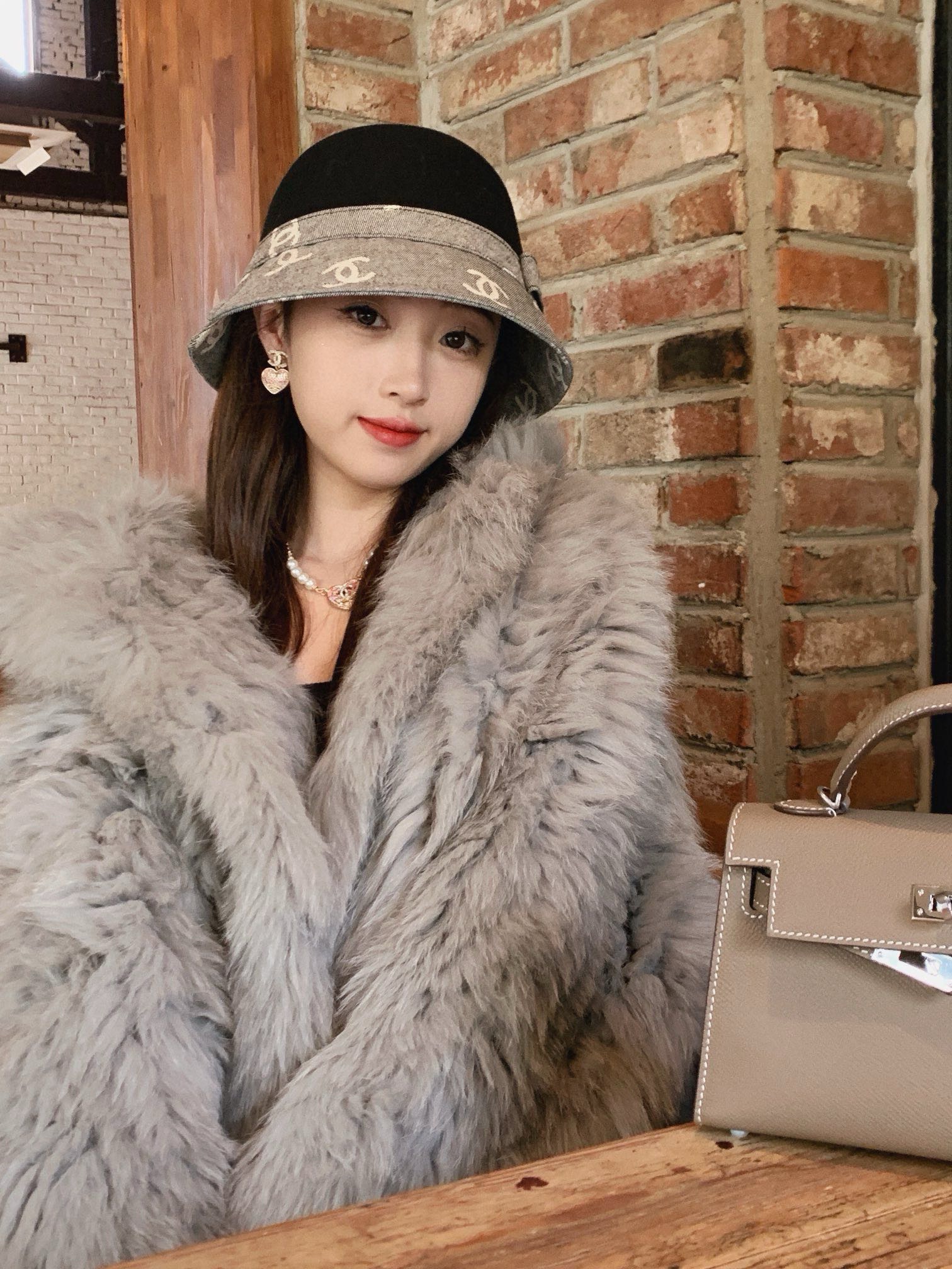 NO:217503,Chanel Chanel 23 autumn and winter new wool topper, woolen pot hat, rear slit design, paired with high-end belt buckle, high-end customization, 100% wool topper, head circumference 57cm hat, fisherman hat baseball hat knit hat, hat, chanel, chanel, espadrilles, hats19860909Chanel香奈儿23秋冬新款羊毛礼帽,毛呢盆帽,后开叉设计,搭配高级皮带扣,高级定制,百分百羊毛礼帽,头围57cm帽子渔夫帽棒球帽针织帽,帽子,chanel,chanel,espadrilles,hats,hat