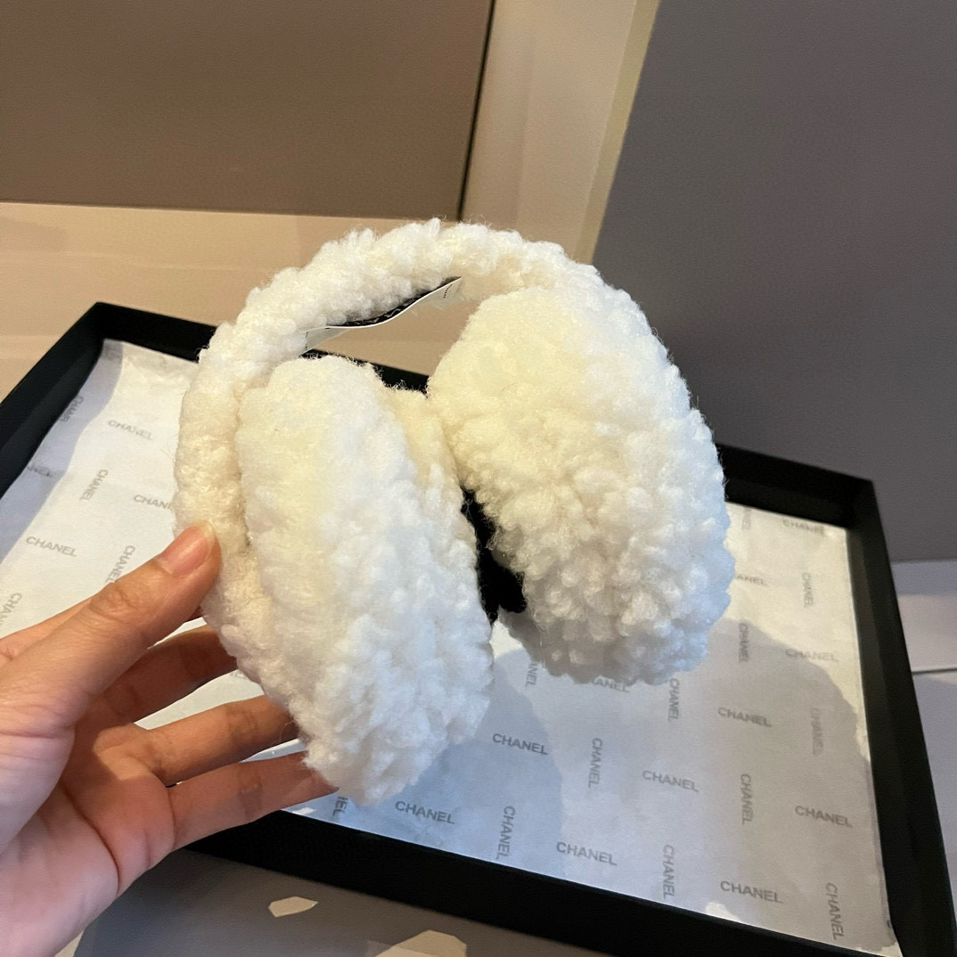 💰90¥

Chanel香奈儿耳包，保暖耳罩羊羔毛面料，简约大方