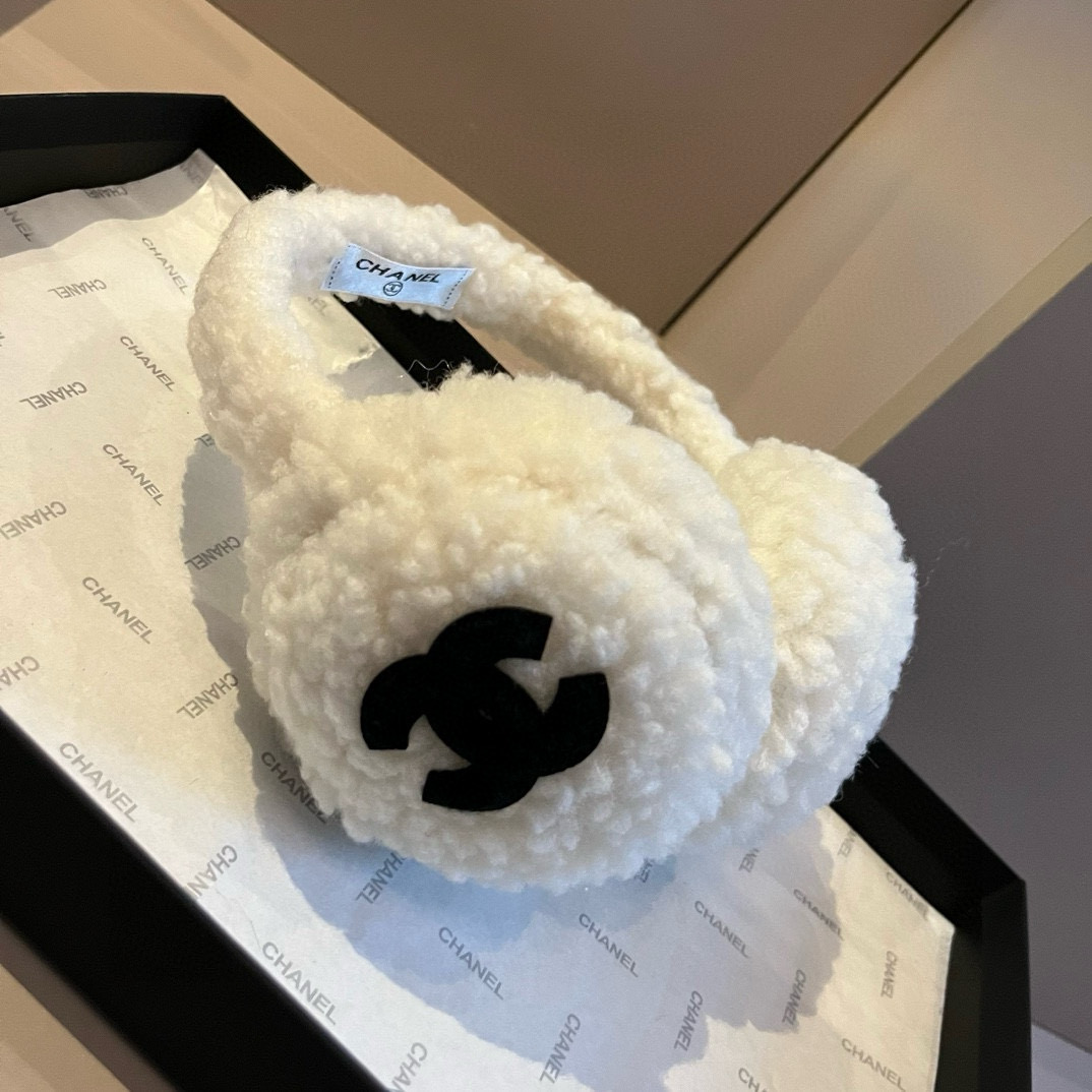 💰90¥

Chanel香奈儿耳包，保暖耳罩羊羔毛面料，简约大方