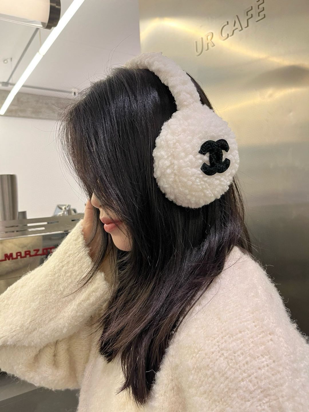 💰90¥

Chanel香奈儿耳包，保暖耳罩羊羔毛面料，简约大方