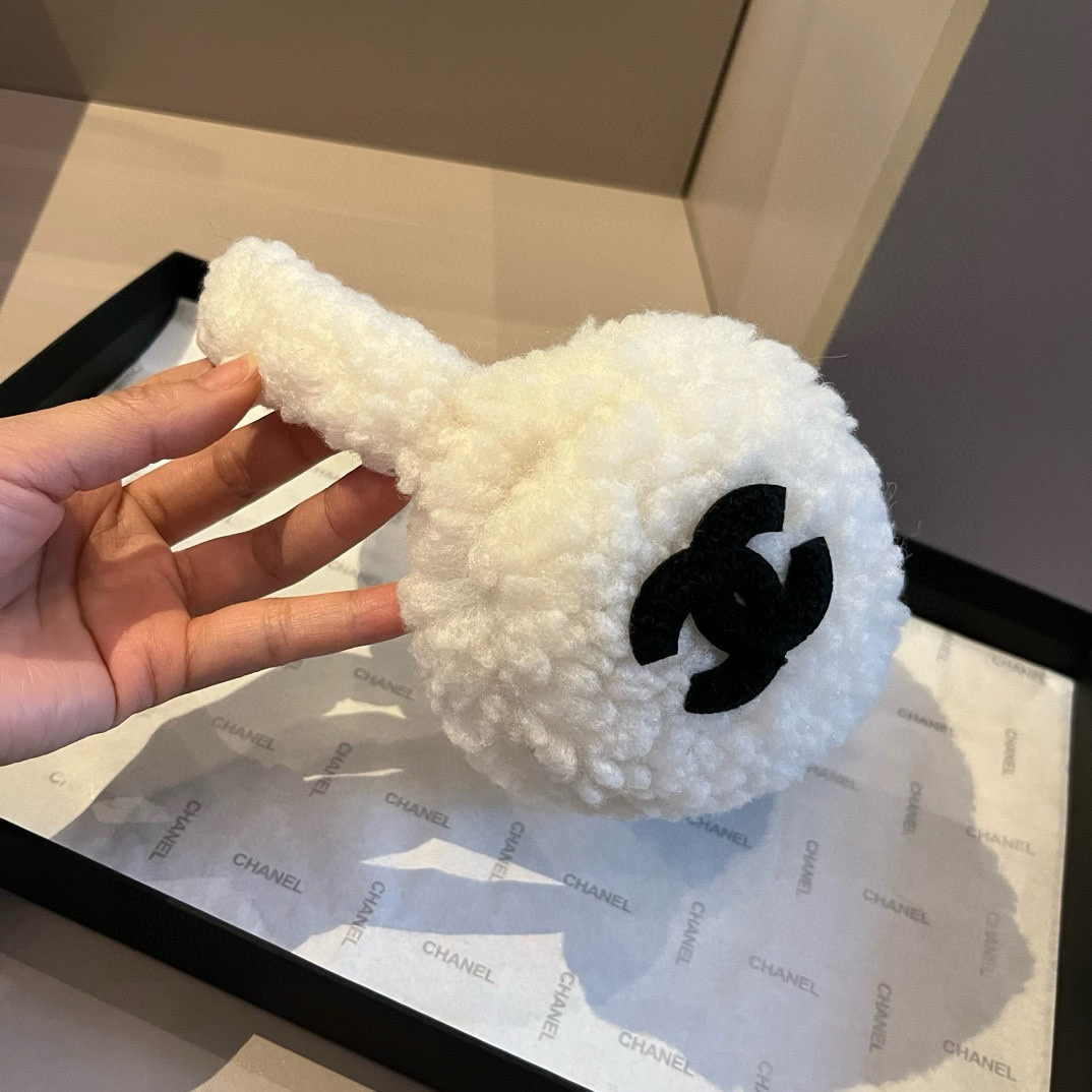 💰90¥

Chanel香奈儿耳包，保暖耳罩羊羔毛面料，简约大方