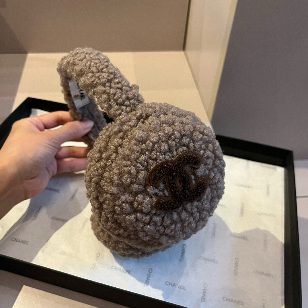 💰90¥

Chanel香奈儿耳包，保暖耳罩羊羔毛面料，简约大方