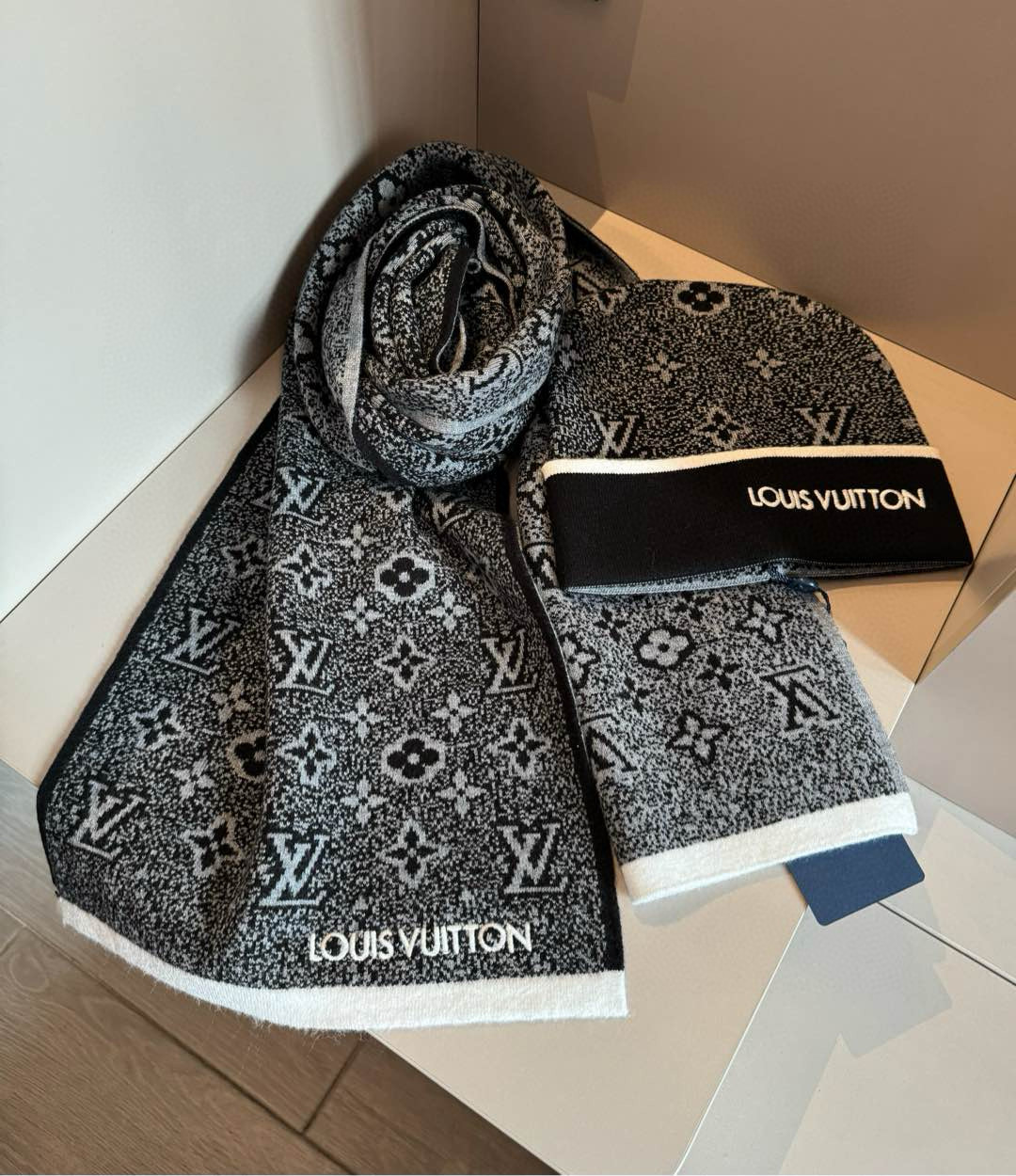 NO:220080,LV Louis Vuitton classic knitted wool scarf hat set, classic men's hat, fisherman hat baseball hat knit hat, hat, louis vuitton, louis vuitton, espadrilles, hats19860909LV 路易威登经典款针织羊毛围巾帽子套装,经典男款,帽子渔夫帽棒球帽针织帽,帽子,louis vuitton,louis vuitton,espadrilles,hats,hat