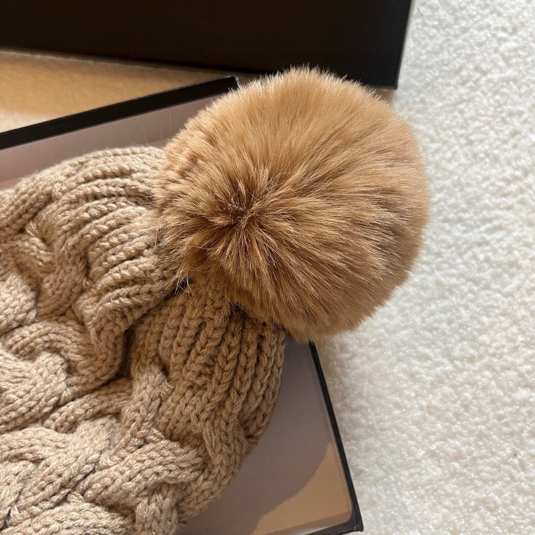 Ugg’s New Fur Hat for Autumn and Winter: Cozy Velvet Lining, Four Colors Available - 图片 4