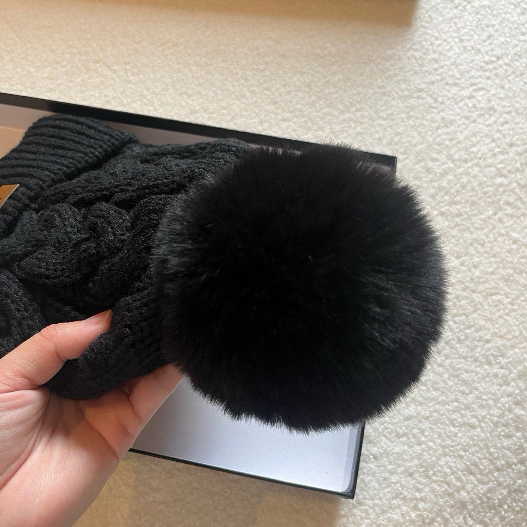 Ugg’s New Fur Hat for Autumn and Winter: Warmth and Style in Four Colors - 图片 6