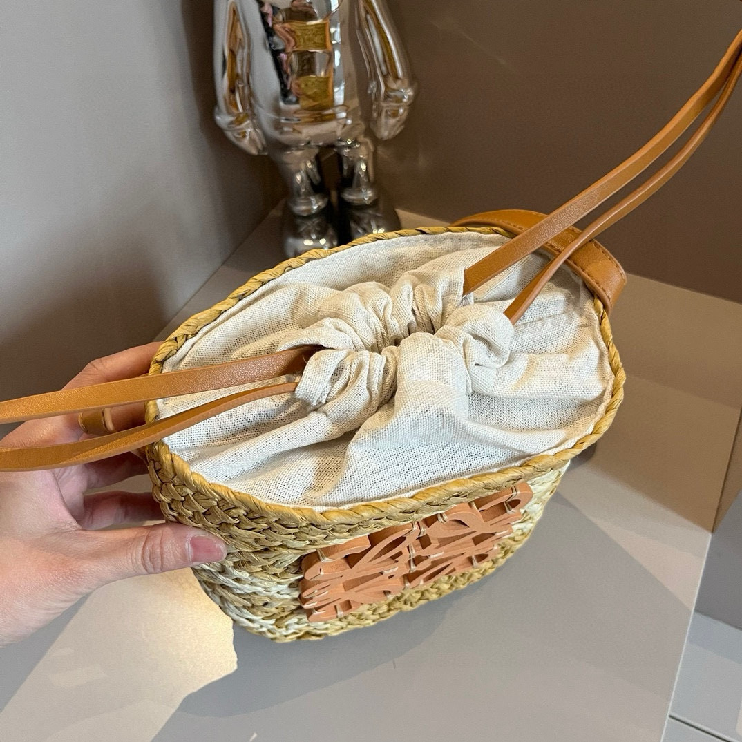 “Loewe Bucket Bag: Perfect Summer Accessory for a Stylish Look” - 图片 8
