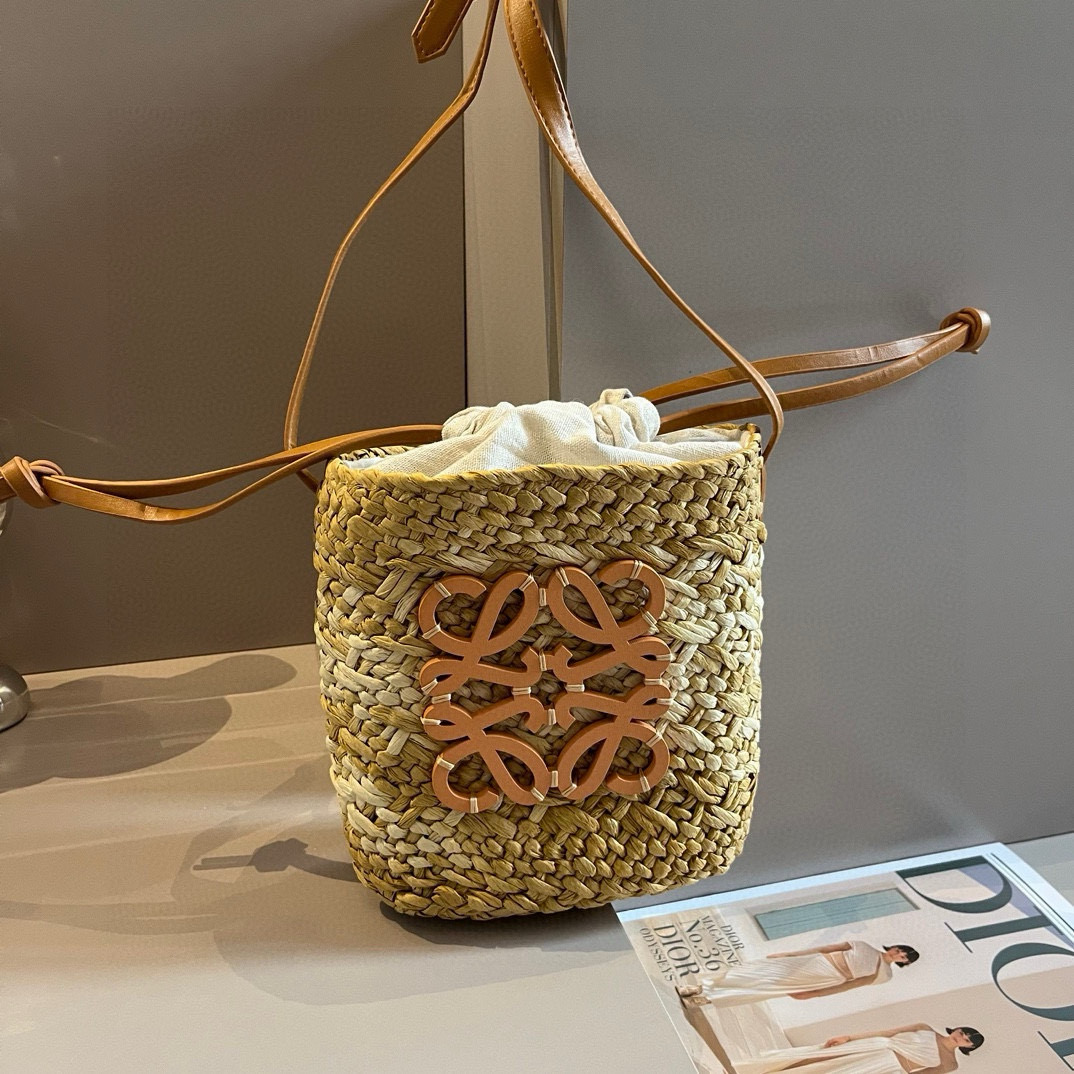“Loewe Bucket Bag: Perfect Summer Accessory for a Stylish Look” - 图片 4