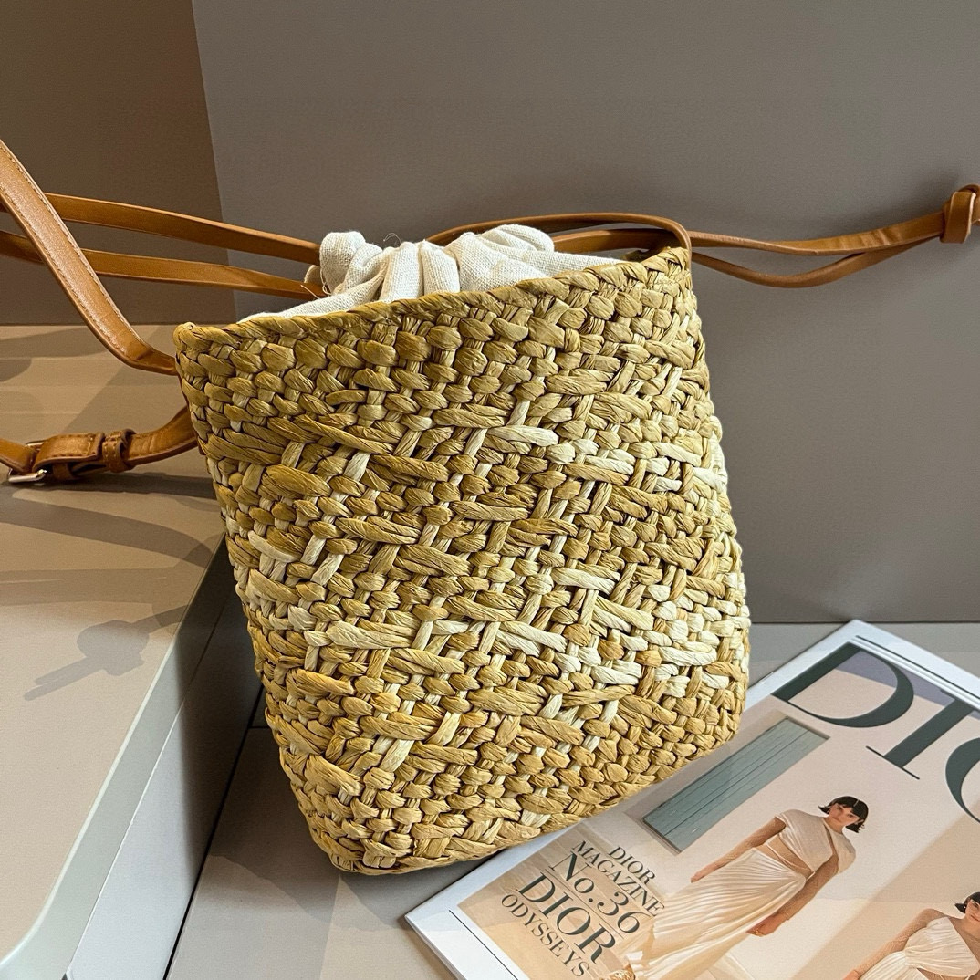 “Loewe Bucket Bag: Perfect Summer Accessory for a Stylish Look” - 图片 5